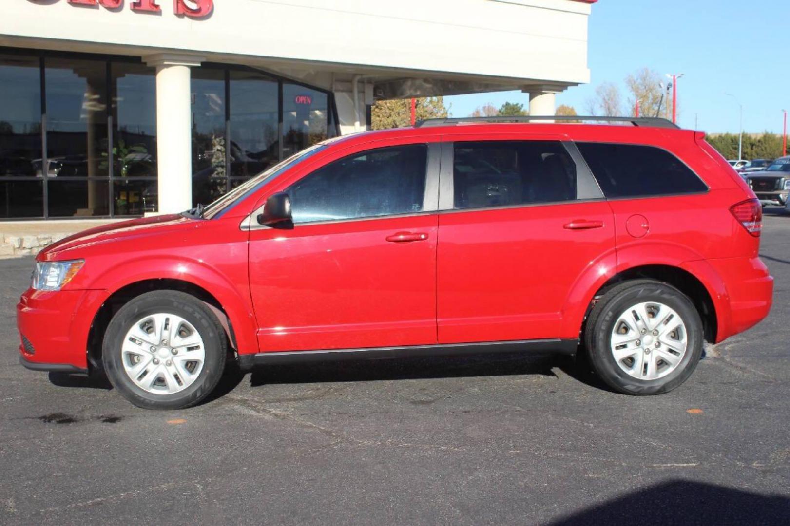 2020 Red Dodge Journey SE Value (3C4PDCAB5LT) with an 2.4L L4 DOHC 16V engine, 6A transmission, located at 4301 NW 39th , Oklahoma City, OK, 73112, (405) 949-5600, 35.512135, -97.598671 - NO DRIVERS LICENCE NO-FULL COVERAGE INSURANCE-NO CREDIT CHECK. COME ON OVER TO SUPERSPORTS AND TAKE A LOOK AND TEST DRIVE. PLEASE GIVE US A CALL AT (405) 949-5600. NO LICENSIA DE MANEJAR- NO SEGURO DE COBERTURA TOTAL- NO VERIFICACCION DE CREDITO. POR FAVOR VENGAN A SUPERSPORTS, EC - Photo#5