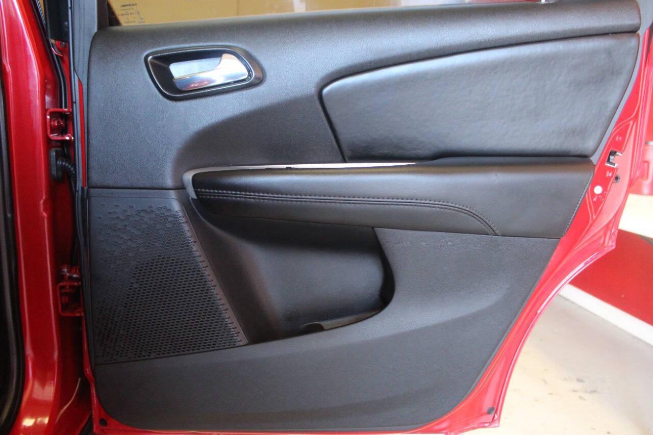 2020 Red Dodge Journey SE Value (3C4PDCAB5LT) with an 2.4L L4 DOHC 16V engine, 6A transmission, located at 4301 NW 39th , Oklahoma City, OK, 73112, (405) 949-5600, 35.512135, -97.598671 - NO DRIVERS LICENCE NO-FULL COVERAGE INSURANCE-NO CREDIT CHECK. COME ON OVER TO SUPERSPORTS AND TAKE A LOOK AND TEST DRIVE. PLEASE GIVE US A CALL AT (405) 949-5600. NO LICENSIA DE MANEJAR- NO SEGURO DE COBERTURA TOTAL- NO VERIFICACCION DE CREDITO. POR FAVOR VENGAN A SUPERSPORTS, ECHE UN - Photo#11