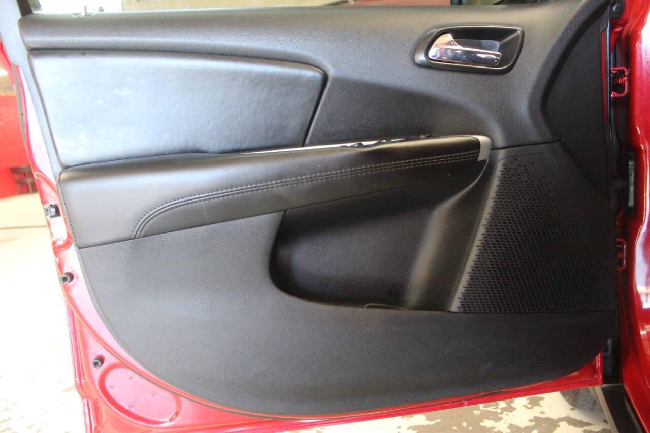 2020 Red Dodge Journey SE Value (3C4PDCAB5LT) with an 2.4L L4 DOHC 16V engine, 6A transmission, located at 4301 NW 39th , Oklahoma City, OK, 73112, (405) 949-5600, 35.512135, -97.598671 - NO DRIVERS LICENCE NO-FULL COVERAGE INSURANCE-NO CREDIT CHECK. COME ON OVER TO SUPERSPORTS AND TAKE A LOOK AND TEST DRIVE. PLEASE GIVE US A CALL AT (405) 949-5600. NO LICENSIA DE MANEJAR- NO SEGURO DE COBERTURA TOTAL- NO VERIFICACCION DE CREDITO. POR FAVOR VENGAN A SUPERSPORTS, ECHE UN - Photo#18