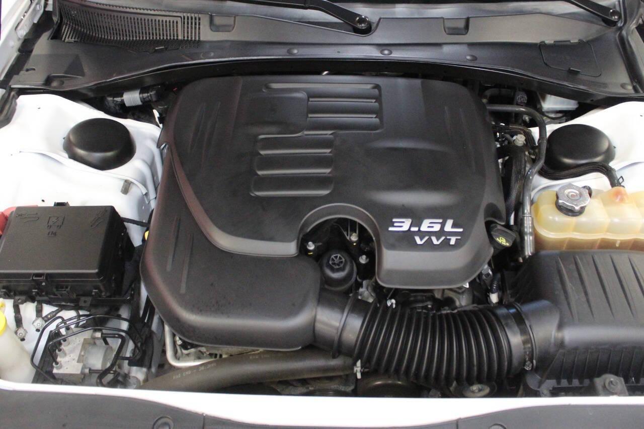 2019 White Dodge Charger SXT (2C3CDXBG8KH) with an 3.6L V6 DOHC 24V engine, 8A transmission, located at 4301 NW 39th , Oklahoma City, OK, 73112, (405) 949-5600, 35.512135, -97.598671 - NO DRIVERS LICENCE -NO FULL COVERAGE INSURANCE - NO CREDIT CHECK. COME ON OVER TO SUPERSPORTS, TAKE A LOOK AND TEST DRIVE. PLEASE GIVE US A CALL AT (405) 949-5600. NO LICENCIA DE CONDUCIR - NO SEGURO DE COBERTURA TOTAL - NO VERIFICACION DE CREDITO. VISITENOS EN SUPERSPORTS, MIRE NUESTRO - Photo#7