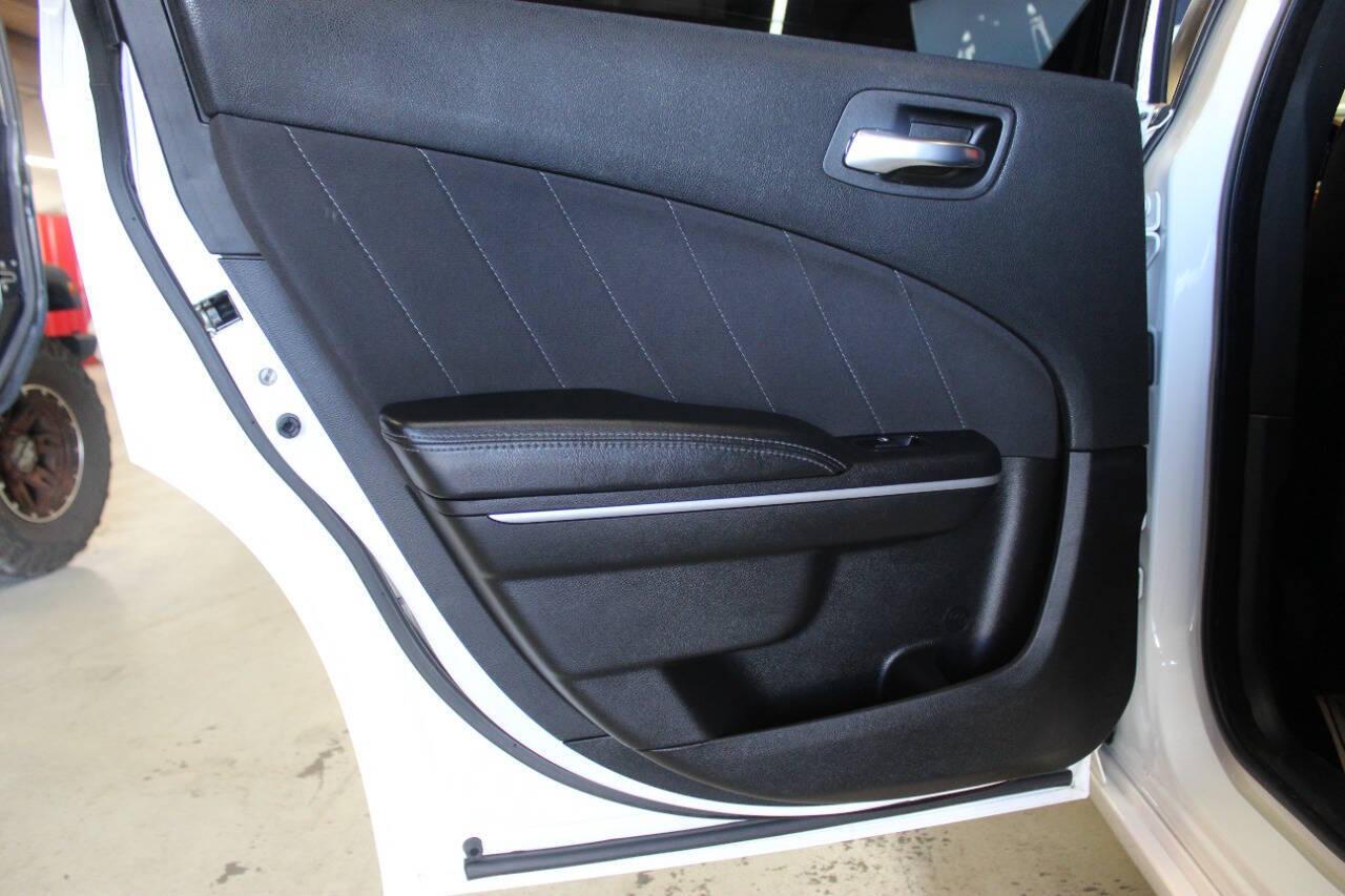 2019 White Dodge Charger SXT (2C3CDXBG8KH) with an 3.6L V6 DOHC 24V engine, 8A transmission, located at 4301 NW 39th , Oklahoma City, OK, 73112, (405) 949-5600, 35.512135, -97.598671 - NO DRIVERS LICENCE -NO FULL COVERAGE INSURANCE - NO CREDIT CHECK. COME ON OVER TO SUPERSPORTS, TAKE A LOOK AND TEST DRIVE. PLEASE GIVE US A CALL AT (405) 949-5600. NO LICENCIA DE CONDUCIR - NO SEGURO DE COBERTURA TOTAL - NO VERIFICACION DE CREDITO. VISITENOS EN SUPERSPORTS, MIRE NUESTRO - Photo#13