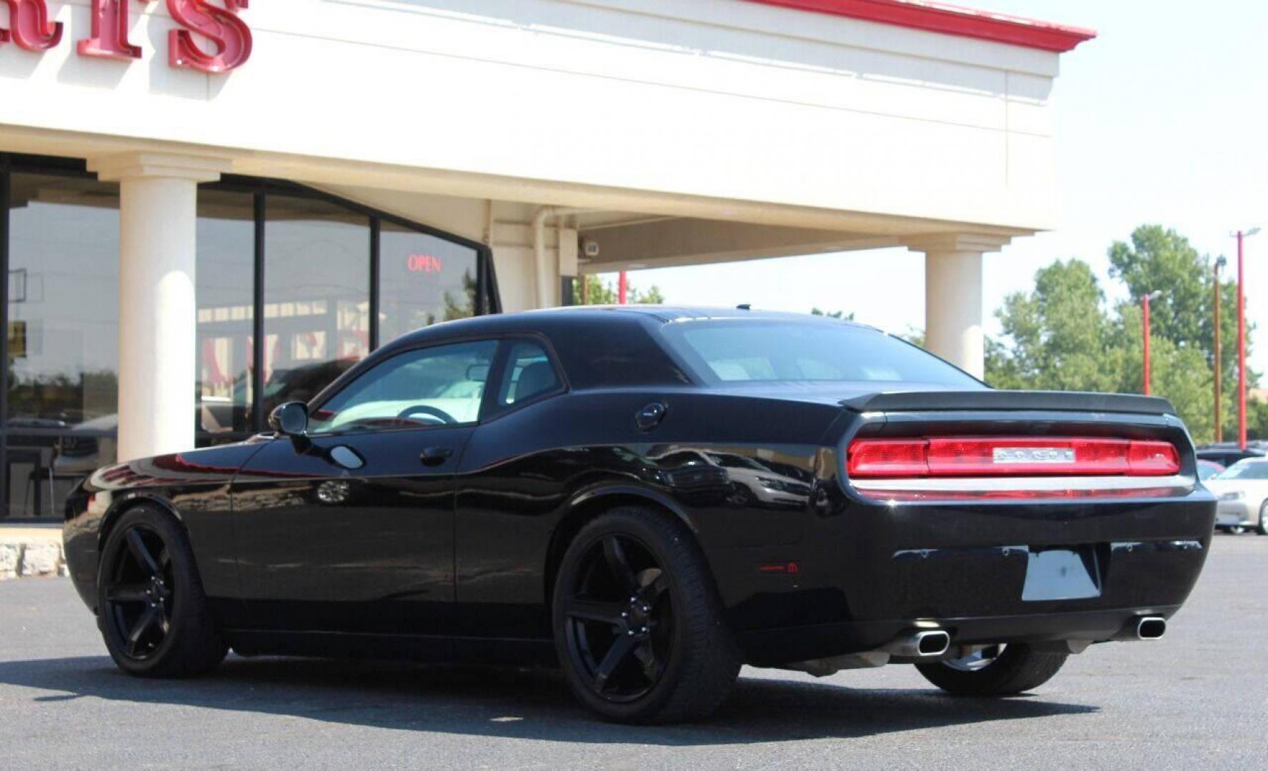 2014 Black Dodge Challenger R/T (2C3CDYBT3EH) with an 5.7L V8 OHV 16V engine, Manual 6-Speed transmission, located at 4301 NW 39th , Oklahoma City, OK, 73112, (405) 949-5600, 35.512135, -97.598671 - NO DRIVERS LICENSE - NO FULL COVERAGE INSURANCE - NO CREDIT CHECK. COME ON OVER TO SUPERSPORTS AND TAKE A LOOK AND TEST DRIVE. PLEASE GIVE US A CALL AT (405) 949-5600. NO LICENCIA DE MANEJAR - NO SEGURO DE COBERTURA TOTAL - NO VERIFICACCION DE CREDITO. POR FAVOR VENGAN A SUPERSPORTS, EC - Photo#4