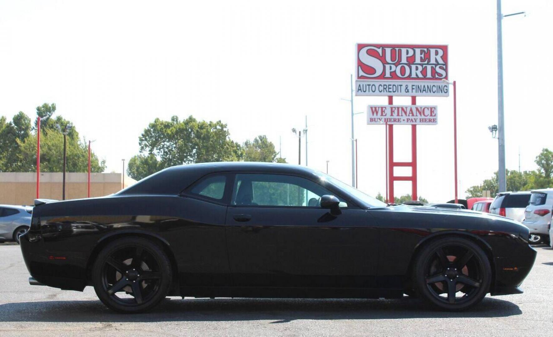 2014 Black Dodge Challenger R/T (2C3CDYBT3EH) with an 5.7L V8 OHV 16V engine, Manual 6-Speed transmission, located at 4301 NW 39th , Oklahoma City, OK, 73112, (405) 949-5600, 35.512135, -97.598671 - NO DRIVERS LICENSE - NO FULL COVERAGE INSURANCE - NO CREDIT CHECK. COME ON OVER TO SUPERSPORTS AND TAKE A LOOK AND TEST DRIVE. PLEASE GIVE US A CALL AT (405) 949-5600. NO LICENCIA DE MANEJAR - NO SEGURO DE COBERTURA TOTAL - NO VERIFICACCION DE CREDITO. POR FAVOR VENGAN A SUPERSPORTS, EC - Photo#2