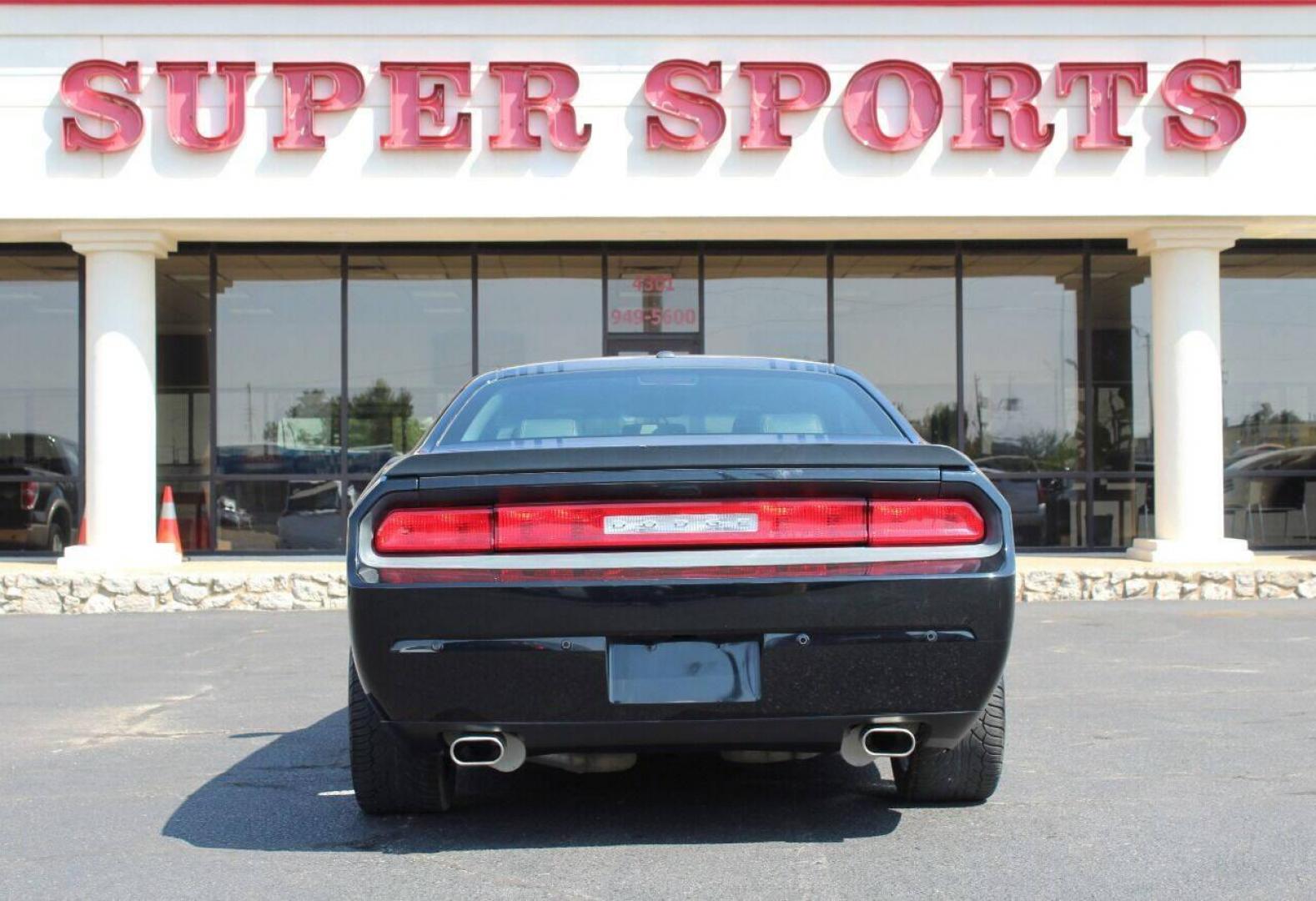2014 Black Dodge Challenger R/T (2C3CDYBT3EH) with an 5.7L V8 OHV 16V engine, Manual 6-Speed transmission, located at 4301 NW 39th , Oklahoma City, OK, 73112, (405) 949-5600, 35.512135, -97.598671 - NO DRIVERS LICENSE - NO FULL COVERAGE INSURANCE - NO CREDIT CHECK. COME ON OVER TO SUPERSPORTS AND TAKE A LOOK AND TEST DRIVE. PLEASE GIVE US A CALL AT (405) 949-5600. NO LICENCIA DE MANEJAR - NO SEGURO DE COBERTURA TOTAL - NO VERIFICACCION DE CREDITO. POR FAVOR VENGAN A SUPERSPORTS, EC - Photo#3