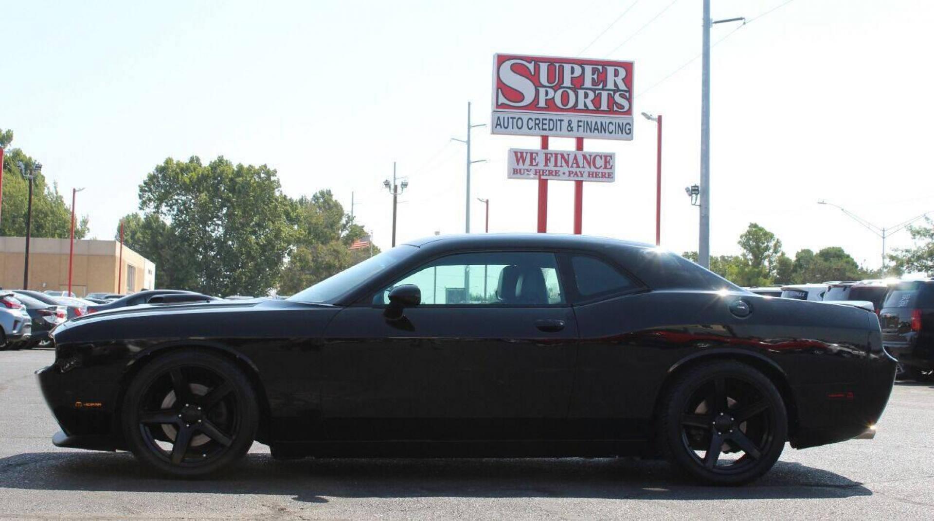 2014 Black Dodge Challenger R/T (2C3CDYBT3EH) with an 5.7L V8 OHV 16V engine, Manual 6-Speed transmission, located at 4301 NW 39th , Oklahoma City, OK, 73112, (405) 949-5600, 35.512135, -97.598671 - NO DRIVERS LICENSE - NO FULL COVERAGE INSURANCE - NO CREDIT CHECK. COME ON OVER TO SUPERSPORTS AND TAKE A LOOK AND TEST DRIVE. PLEASE GIVE US A CALL AT (405) 949-5600. NO LICENCIA DE MANEJAR - NO SEGURO DE COBERTURA TOTAL - NO VERIFICACCION DE CREDITO. POR FAVOR VENGAN A SUPERSPORTS, EC - Photo#6