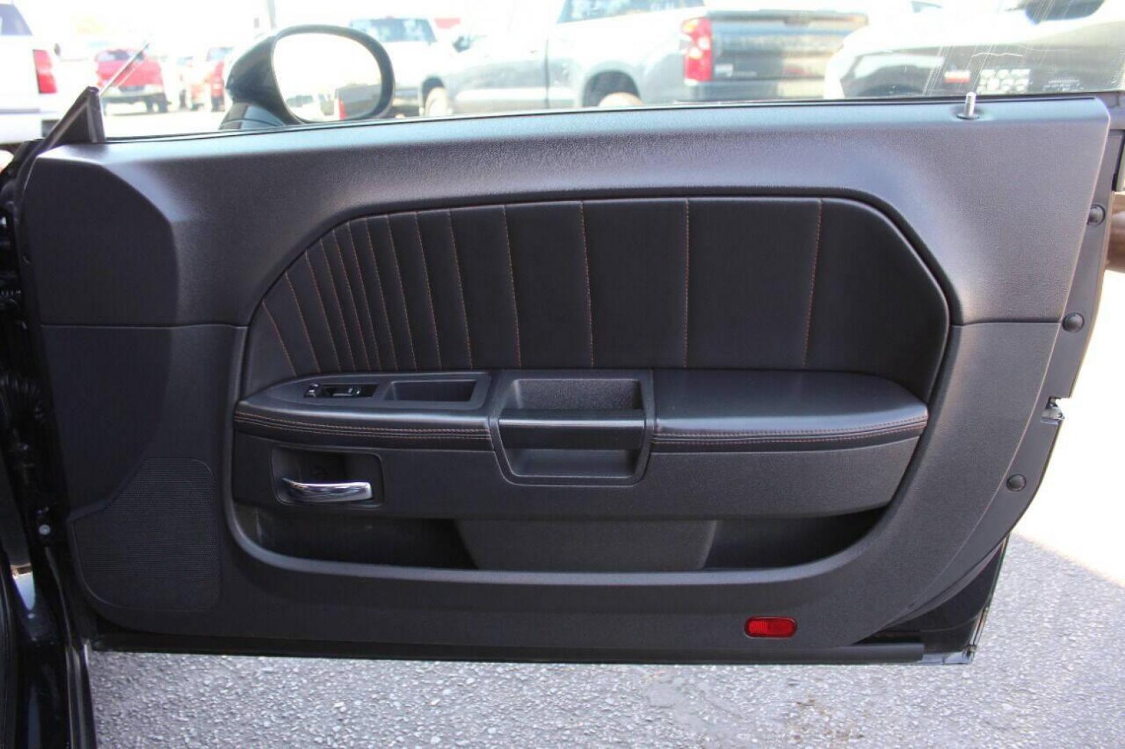 2014 Black Dodge Challenger R/T (2C3CDYBT3EH) with an 5.7L V8 OHV 16V engine, Manual 6-Speed transmission, located at 4301 NW 39th , Oklahoma City, OK, 73112, (405) 949-5600, 35.512135, -97.598671 - NO DRIVERS LICENSE - NO FULL COVERAGE INSURANCE - NO CREDIT CHECK. COME ON OVER TO SUPERSPORTS AND TAKE A LOOK AND TEST DRIVE. PLEASE GIVE US A CALL AT (405) 949-5600. NO LICENCIA DE MANEJAR - NO SEGURO DE COBERTURA TOTAL - NO VERIFICACCION DE CREDITO. POR FAVOR VENGAN A SUPERSPORTS, EC - Photo#8