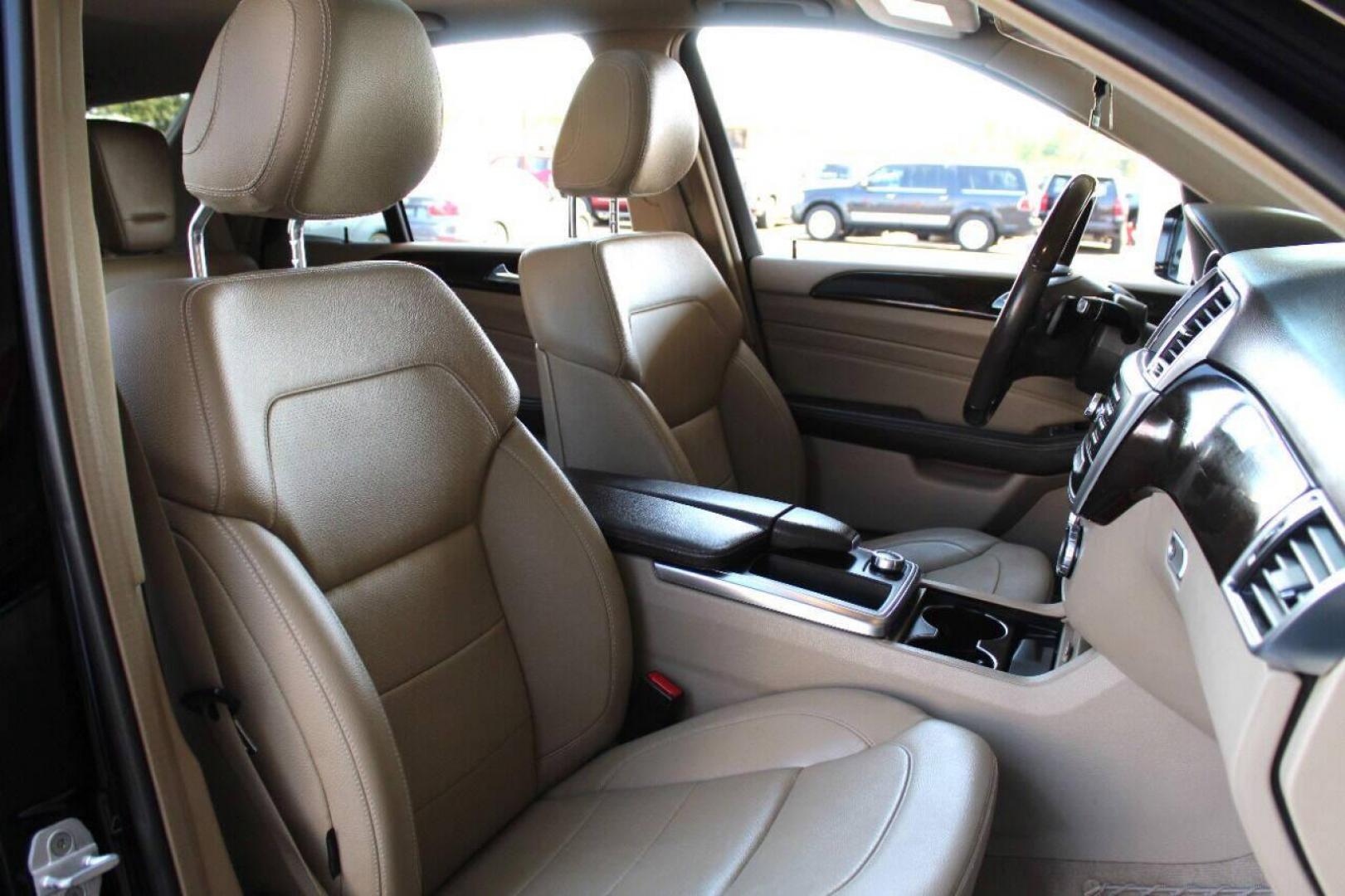 2015 Black Mercedes-Benz M-Class ML350 (4JGDA5JB0FA) with an 3.5L V6 DOHC 24V engine, 7-Speed Automatic transmission, located at 4301 NW 39th , Oklahoma City, OK, 73112, (405) 949-5600, 35.512135, -97.598671 - Photo#9