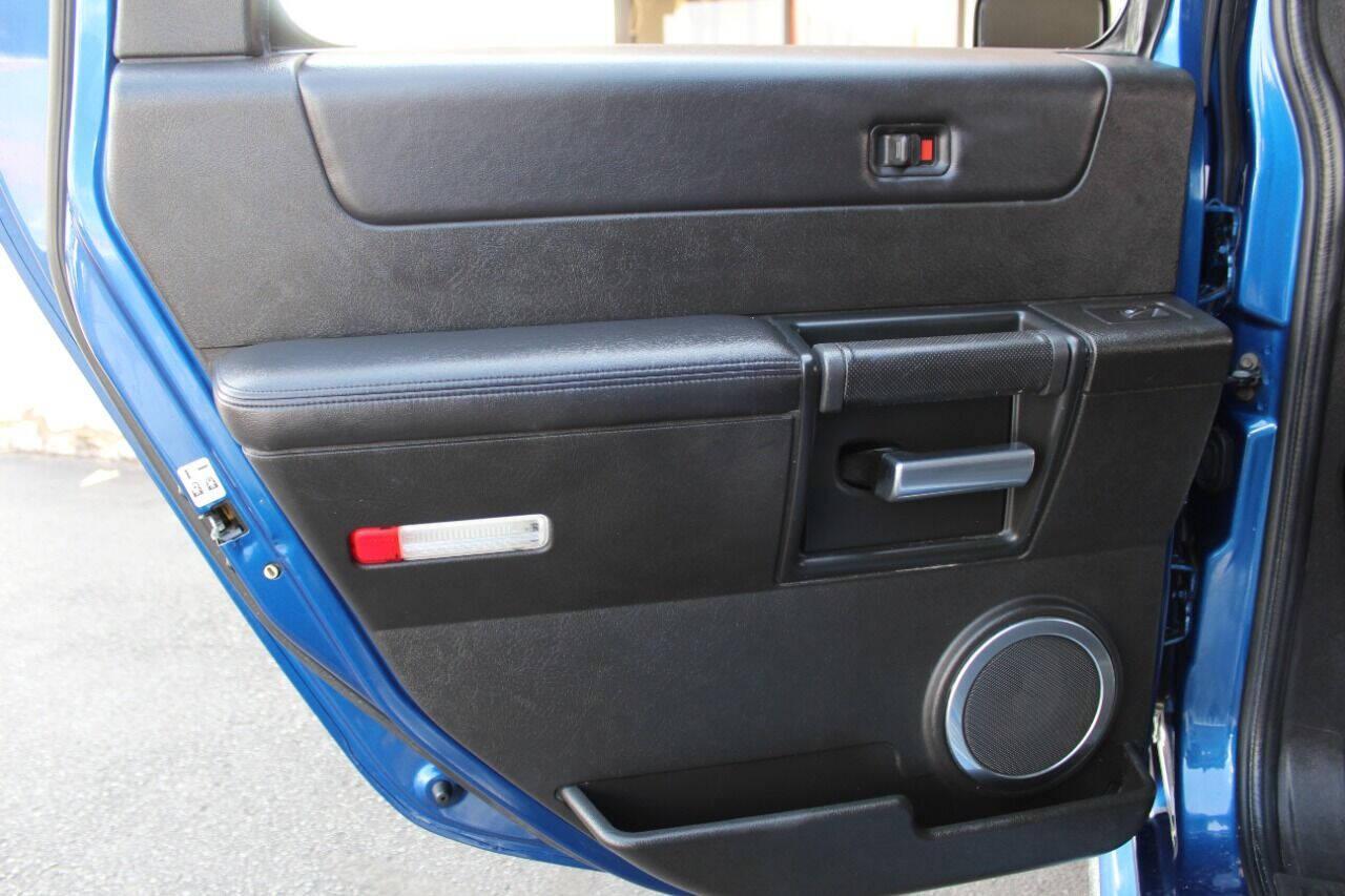 2006 Blue HUMMER H2 SUV (5GRGN23U16H) with an 6.0L V8 6.0L V8 engine, Automatic 4-Speed transmission, located at 4301 NW 39th , Oklahoma City, OK, 73112, (405) 949-5600, 35.512135, -97.598671 - NO DRIVERS LICENCE NO-FULL COVERAGE INSURANCE-NO CREDIT CHECK. COME ON OVER TO SUPERSPORTS AND TAKE A LOOK AND TEST DRIVE PLEASE GIVE US A CALL AT (405) 949-5600. NO LICENSIA DE MANEJAR- NO SEGURO DE COBERTURA TOTAL- NO VERIFICACCION DE CREDITO. POR FAVOR VENGAN A SUPERSPORTS, ECHE UN VIS - Photo#14