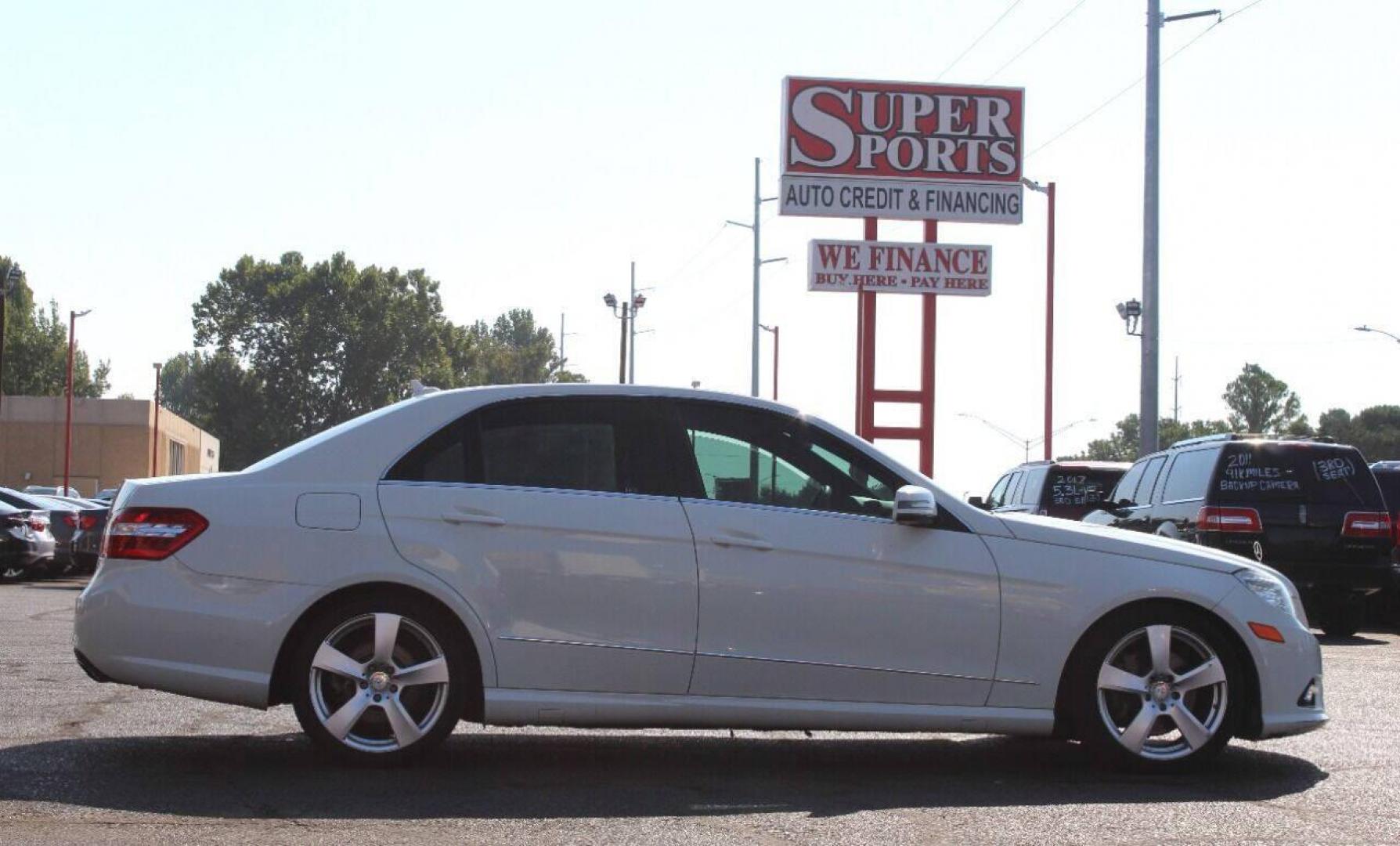 2011 White Mercedes-Benz E-Class E350 Sedan (WDDHF5GB7BA) with an 3.5L V6 DOHC 24V engine, 7-Speed Automatic transmission, located at 4301 NW 39th , Oklahoma City, OK, 73112, (405) 949-5600, 35.512135, -97.598671 - NO DRIVERS LICENSE - NO FULL COVERAGE INSURANCE - NO CREDIT CHECK. COME ON OVER TO SUPERSPORTS AND TAKE A LOOK AND TEST DRIVE PLEASE GIVE US A CALL AT (405) 949-5600. NO LICENCIA DE MANEJAR- NO SEGURO DE COBERTURA TOTAL- NO VERIFICACION DE CREDITO. POR FAVOR VENGAN A SUPERSPORTS, ECHE U - Photo#3