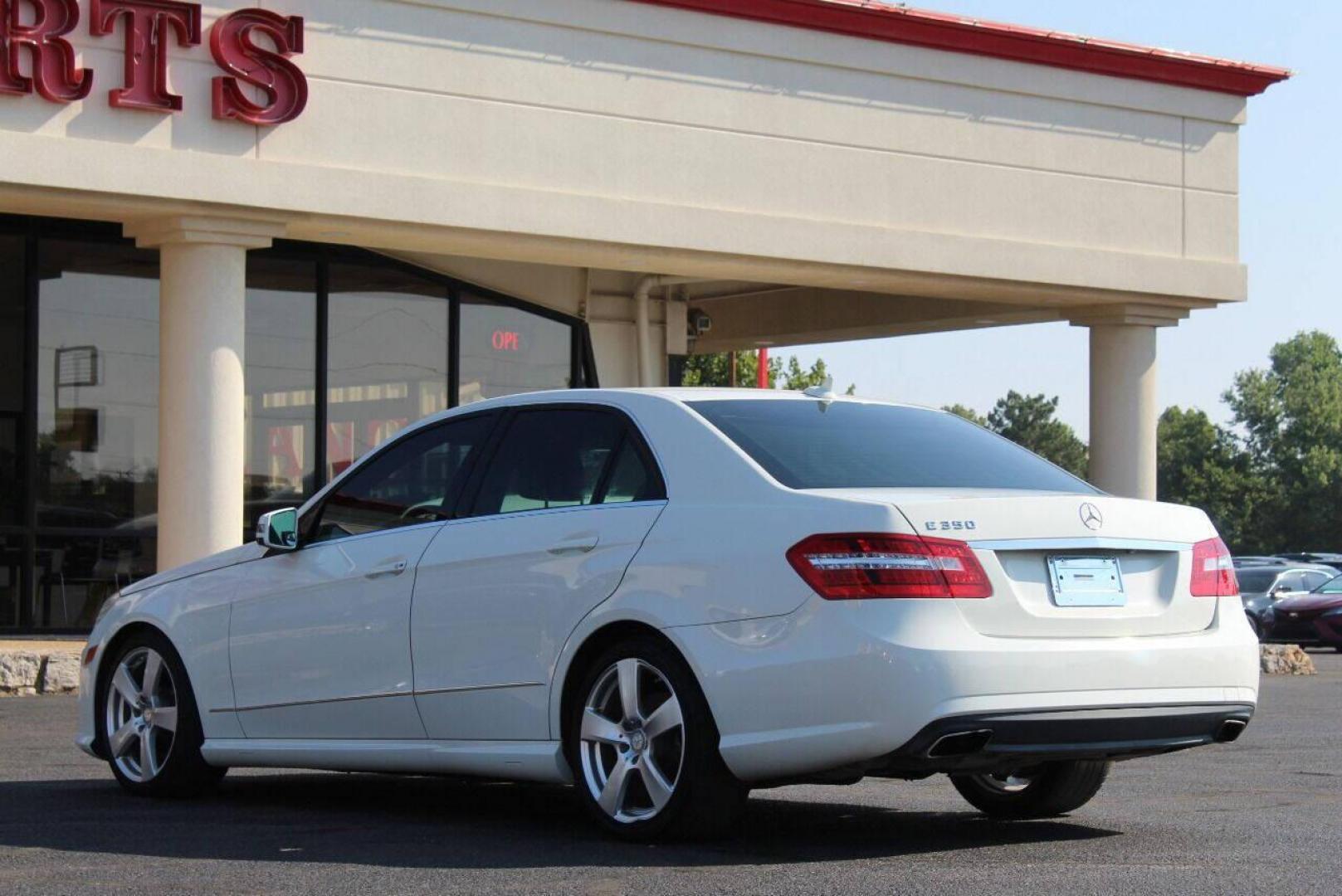2011 White Mercedes-Benz E-Class E350 Sedan (WDDHF5GB7BA) with an 3.5L V6 DOHC 24V engine, 7-Speed Automatic transmission, located at 4301 NW 39th , Oklahoma City, OK, 73112, (405) 949-5600, 35.512135, -97.598671 - Photo#5