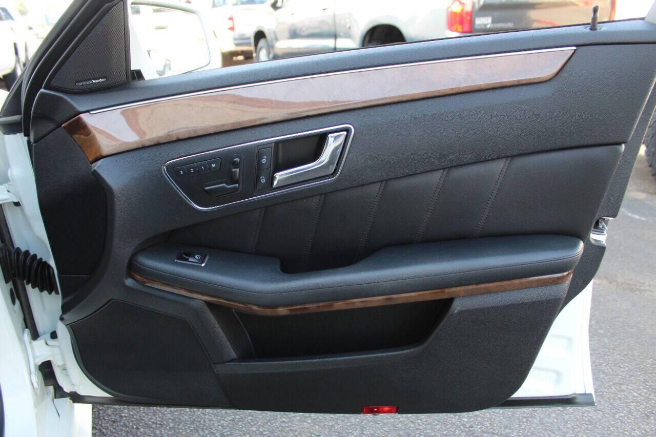 2011 White Mercedes-Benz E-Class E350 Sedan (WDDHF5GB7BA) with an 3.5L V6 DOHC 24V engine, 7-Speed Automatic transmission, located at 4301 NW 39th , Oklahoma City, OK, 73112, (405) 949-5600, 35.512135, -97.598671 - NO DRIVERS LICENSE - NO FULL COVERAGE INSURANCE - NO CREDIT CHECK. COME ON OVER TO SUPERSPORTS AND TAKE A LOOK AND TEST DRIVE PLEASE GIVE US A CALL AT (405) 949-5600. NO LICENCIA DE MANEJAR- NO SEGURO DE COBERTURA TOTAL- NO VERIFICACION DE CREDITO. POR FAVOR VENGAN A SUPERSPORTS, ECHE U - Photo#8