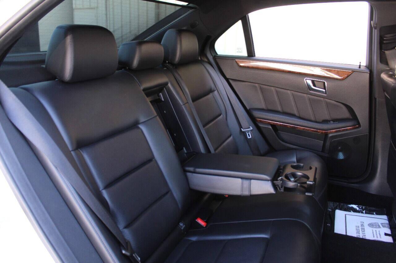 2011 White Mercedes-Benz E-Class E350 Sedan (WDDHF5GB7BA) with an 3.5L V6 DOHC 24V engine, 7-Speed Automatic transmission, located at 4301 NW 39th , Oklahoma City, OK, 73112, (405) 949-5600, 35.512135, -97.598671 - NO DRIVERS LICENSE - NO FULL COVERAGE INSURANCE - NO CREDIT CHECK. COME ON OVER TO SUPERSPORTS AND TAKE A LOOK AND TEST DRIVE PLEASE GIVE US A CALL AT (405) 949-5600. NO LICENCIA DE MANEJAR- NO SEGURO DE COBERTURA TOTAL- NO VERIFICACION DE CREDITO. POR FAVOR VENGAN A SUPERSPORTS, ECHE U - Photo#11