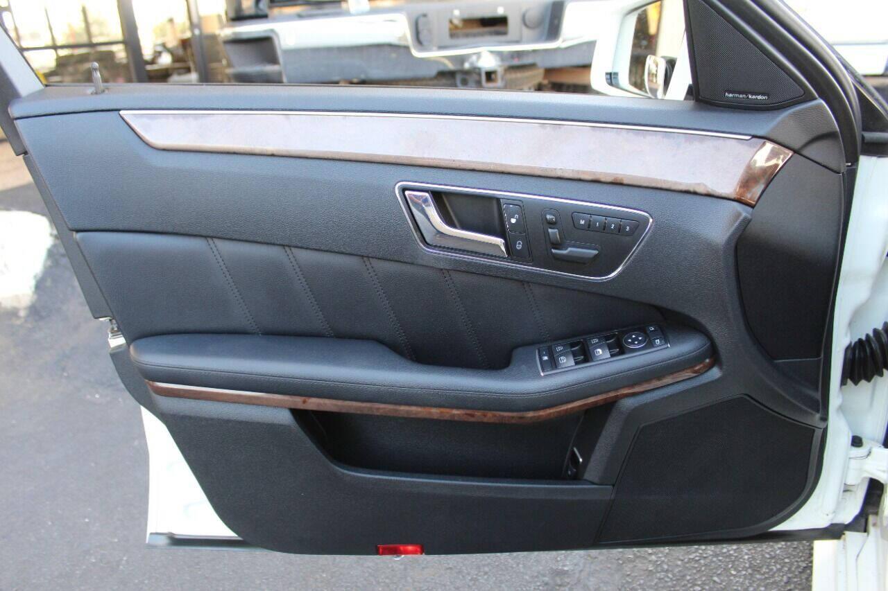 2011 White Mercedes-Benz E-Class E350 Sedan (WDDHF5GB7BA) with an 3.5L V6 DOHC 24V engine, 7-Speed Automatic transmission, located at 4301 NW 39th , Oklahoma City, OK, 73112, (405) 949-5600, 35.512135, -97.598671 - NO DRIVERS LICENSE - NO FULL COVERAGE INSURANCE - NO CREDIT CHECK. COME ON OVER TO SUPERSPORTS AND TAKE A LOOK AND TEST DRIVE PLEASE GIVE US A CALL AT (405) 949-5600. NO LICENCIA DE MANEJAR- NO SEGURO DE COBERTURA TOTAL- NO VERIFICACION DE CREDITO. POR FAVOR VENGAN A SUPERSPORTS, ECHE U - Photo#15