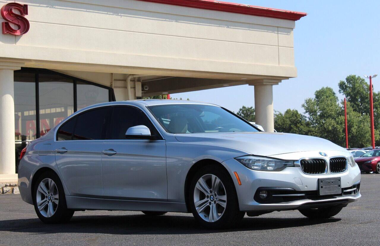 2017 Silver BMW 3-Series 330i SULEV Sedan (WBA8B9G56HN) with an 3.0L L6 DOHC 24V engine, 8A transmission, located at 4301 NW 39th , Oklahoma City, OK, 73112, (405) 949-5600, 35.512135, -97.598671 - NO DRIVERS LICENCE -NO FULL COVERAGE INSURANCE - NO CREDIT CHECK. COME ON OVER TO SUPERSPORTS, TAKE A LOOK AND TEST DRIVE. PLEASE GIVE US A CALL AT (405) 949-5600. NO LICENCIA DE CONDUCIR - NO SEGURO DE COBERTURA TOTAL - NO VERIFICACION DE CREDITO. VISITENOS EN SUPERSPORTS, MIRE NUESTRO - Photo#0