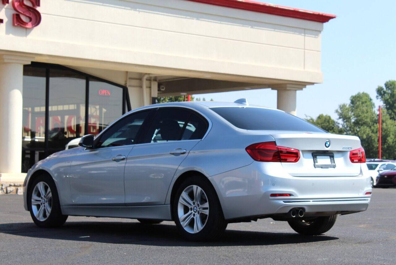 2017 Silver BMW 3-Series 330i SULEV Sedan (WBA8B9G56HN) with an 3.0L L6 DOHC 24V engine, 8A transmission, located at 4301 NW 39th , Oklahoma City, OK, 73112, (405) 949-5600, 35.512135, -97.598671 - NO DRIVERS LICENCE -NO FULL COVERAGE INSURANCE - NO CREDIT CHECK. COME ON OVER TO SUPERSPORTS, TAKE A LOOK AND TEST DRIVE. PLEASE GIVE US A CALL AT (405) 949-5600. NO LICENCIA DE CONDUCIR - NO SEGURO DE COBERTURA TOTAL - NO VERIFICACION DE CREDITO. VISITENOS EN SUPERSPORTS, MIRE NUESTRO - Photo#4