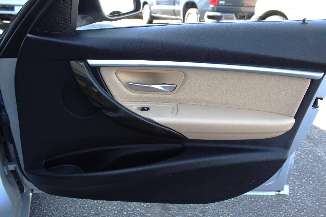 2017 Silver BMW 3-Series 330i SULEV Sedan (WBA8B9G56HN) with an 3.0L L6 DOHC 24V engine, 8A transmission, located at 4301 NW 39th , Oklahoma City, OK, 73112, (405) 949-5600, 35.512135, -97.598671 - NO DRIVERS LICENCE -NO FULL COVERAGE INSURANCE - NO CREDIT CHECK. COME ON OVER TO SUPERSPORTS, TAKE A LOOK AND TEST DRIVE. PLEASE GIVE US A CALL AT (405) 949-5600. NO LICENCIA DE CONDUCIR - NO SEGURO DE COBERTURA TOTAL - NO VERIFICACION DE CREDITO. VISITENOS EN SUPERSPORTS, MIRE NUESTRO - Photo#7