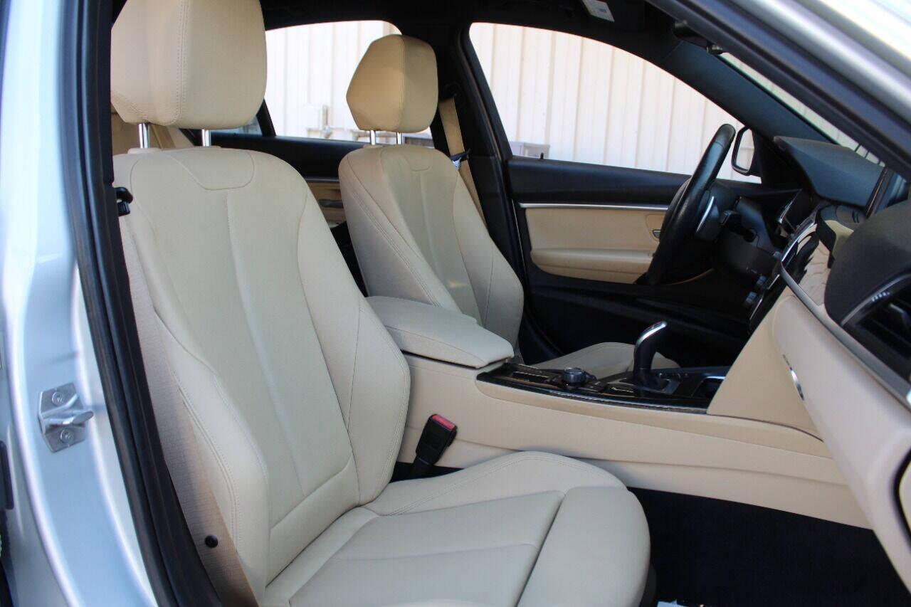 2017 Silver BMW 3-Series 330i SULEV Sedan (WBA8B9G56HN) with an 3.0L L6 DOHC 24V engine, 8A transmission, located at 4301 NW 39th , Oklahoma City, OK, 73112, (405) 949-5600, 35.512135, -97.598671 - NO DRIVERS LICENCE -NO FULL COVERAGE INSURANCE - NO CREDIT CHECK. COME ON OVER TO SUPERSPORTS, TAKE A LOOK AND TEST DRIVE. PLEASE GIVE US A CALL AT (405) 949-5600. NO LICENCIA DE CONDUCIR - NO SEGURO DE COBERTURA TOTAL - NO VERIFICACION DE CREDITO. VISITENOS EN SUPERSPORTS, MIRE NUESTRO - Photo#8