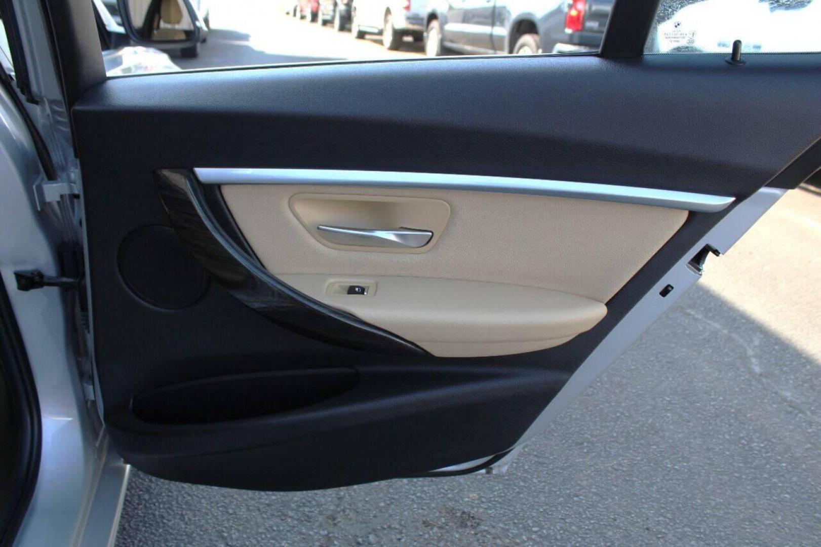 2017 Silver BMW 3-Series 330i SULEV Sedan (WBA8B9G56HN) with an 3.0L L6 DOHC 24V engine, 8A transmission, located at 4301 NW 39th , Oklahoma City, OK, 73112, (405) 949-5600, 35.512135, -97.598671 - NO DRIVERS LICENCE -NO FULL COVERAGE INSURANCE - NO CREDIT CHECK. COME ON OVER TO SUPERSPORTS, TAKE A LOOK AND TEST DRIVE. PLEASE GIVE US A CALL AT (405) 949-5600. NO LICENCIA DE CONDUCIR - NO SEGURO DE COBERTURA TOTAL - NO VERIFICACION DE CREDITO. VISITENOS EN SUPERSPORTS, MIRE NUESTRO - Photo#10