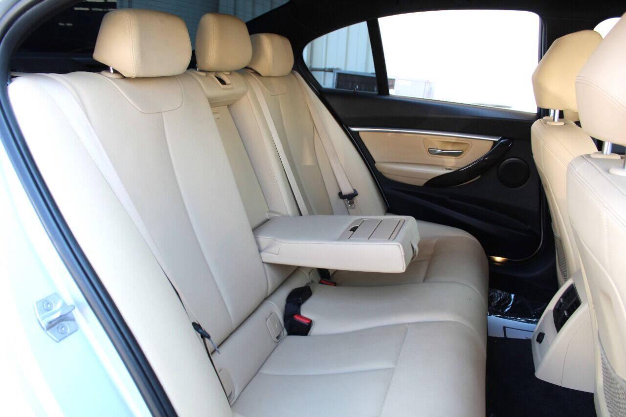 2017 Silver BMW 3-Series 330i SULEV Sedan (WBA8B9G56HN) with an 3.0L L6 DOHC 24V engine, 8A transmission, located at 4301 NW 39th , Oklahoma City, OK, 73112, (405) 949-5600, 35.512135, -97.598671 - NO DRIVERS LICENCE -NO FULL COVERAGE INSURANCE - NO CREDIT CHECK. COME ON OVER TO SUPERSPORTS, TAKE A LOOK AND TEST DRIVE. PLEASE GIVE US A CALL AT (405) 949-5600. NO LICENCIA DE CONDUCIR - NO SEGURO DE COBERTURA TOTAL - NO VERIFICACION DE CREDITO. VISITENOS EN SUPERSPORTS, MIRE NUESTRO - Photo#10