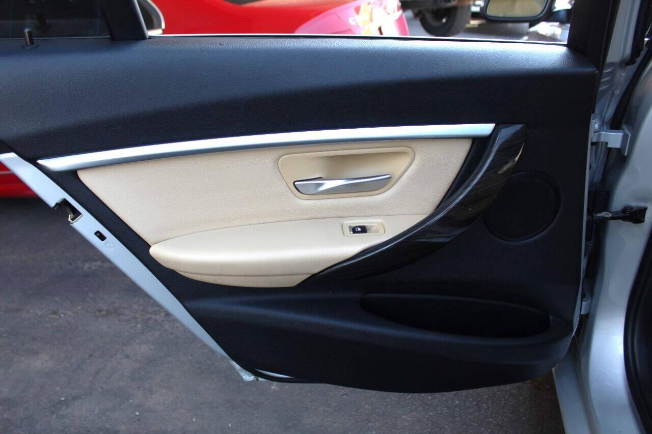 2017 Silver BMW 3-Series 330i SULEV Sedan (WBA8B9G56HN) with an 3.0L L6 DOHC 24V engine, 8A transmission, located at 4301 NW 39th , Oklahoma City, OK, 73112, (405) 949-5600, 35.512135, -97.598671 - NO DRIVERS LICENCE -NO FULL COVERAGE INSURANCE - NO CREDIT CHECK. COME ON OVER TO SUPERSPORTS, TAKE A LOOK AND TEST DRIVE. PLEASE GIVE US A CALL AT (405) 949-5600. NO LICENCIA DE CONDUCIR - NO SEGURO DE COBERTURA TOTAL - NO VERIFICACION DE CREDITO. VISITENOS EN SUPERSPORTS, MIRE NUESTRO - Photo#12
