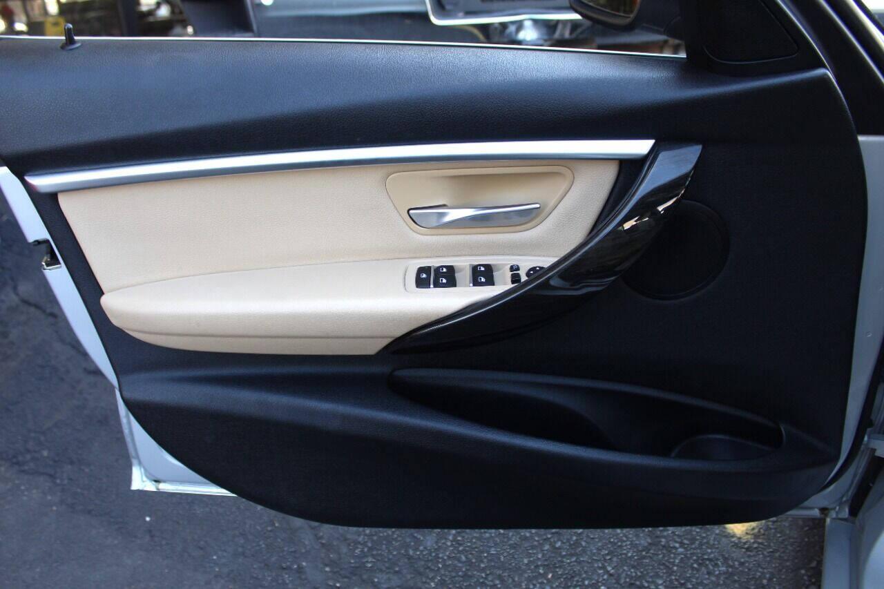 2017 Silver BMW 3-Series 330i SULEV Sedan (WBA8B9G56HN) with an 3.0L L6 DOHC 24V engine, 8A transmission, located at 4301 NW 39th , Oklahoma City, OK, 73112, (405) 949-5600, 35.512135, -97.598671 - NO DRIVERS LICENCE -NO FULL COVERAGE INSURANCE - NO CREDIT CHECK. COME ON OVER TO SUPERSPORTS, TAKE A LOOK AND TEST DRIVE. PLEASE GIVE US A CALL AT (405) 949-5600. NO LICENCIA DE CONDUCIR - NO SEGURO DE COBERTURA TOTAL - NO VERIFICACION DE CREDITO. VISITENOS EN SUPERSPORTS, MIRE NUESTRO - Photo#14