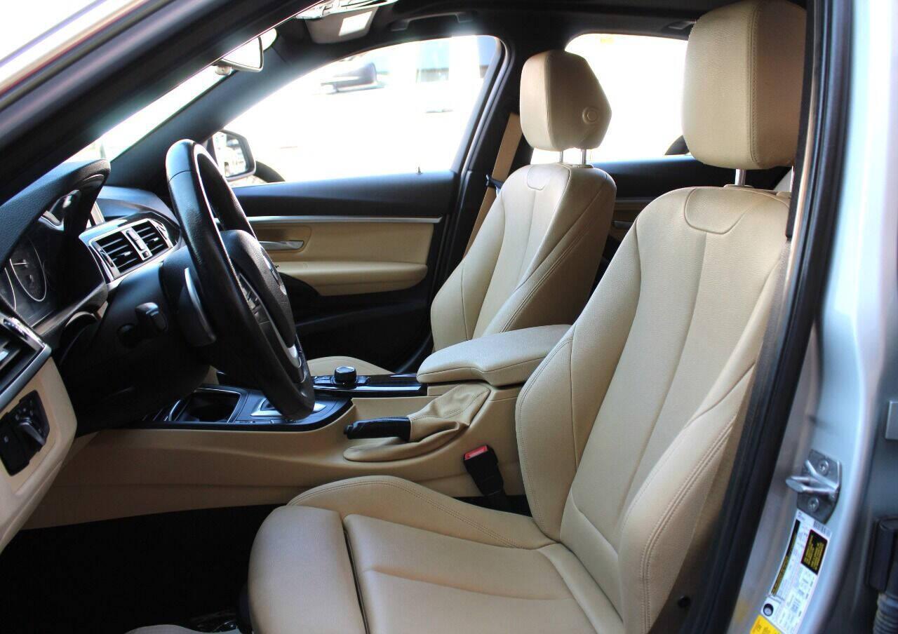 2017 Silver BMW 3-Series 330i SULEV Sedan (WBA8B9G56HN) with an 3.0L L6 DOHC 24V engine, 8A transmission, located at 4301 NW 39th , Oklahoma City, OK, 73112, (405) 949-5600, 35.512135, -97.598671 - NO DRIVERS LICENCE -NO FULL COVERAGE INSURANCE - NO CREDIT CHECK. COME ON OVER TO SUPERSPORTS, TAKE A LOOK AND TEST DRIVE. PLEASE GIVE US A CALL AT (405) 949-5600. NO LICENCIA DE CONDUCIR - NO SEGURO DE COBERTURA TOTAL - NO VERIFICACION DE CREDITO. VISITENOS EN SUPERSPORTS, MIRE NUESTRO - Photo#15