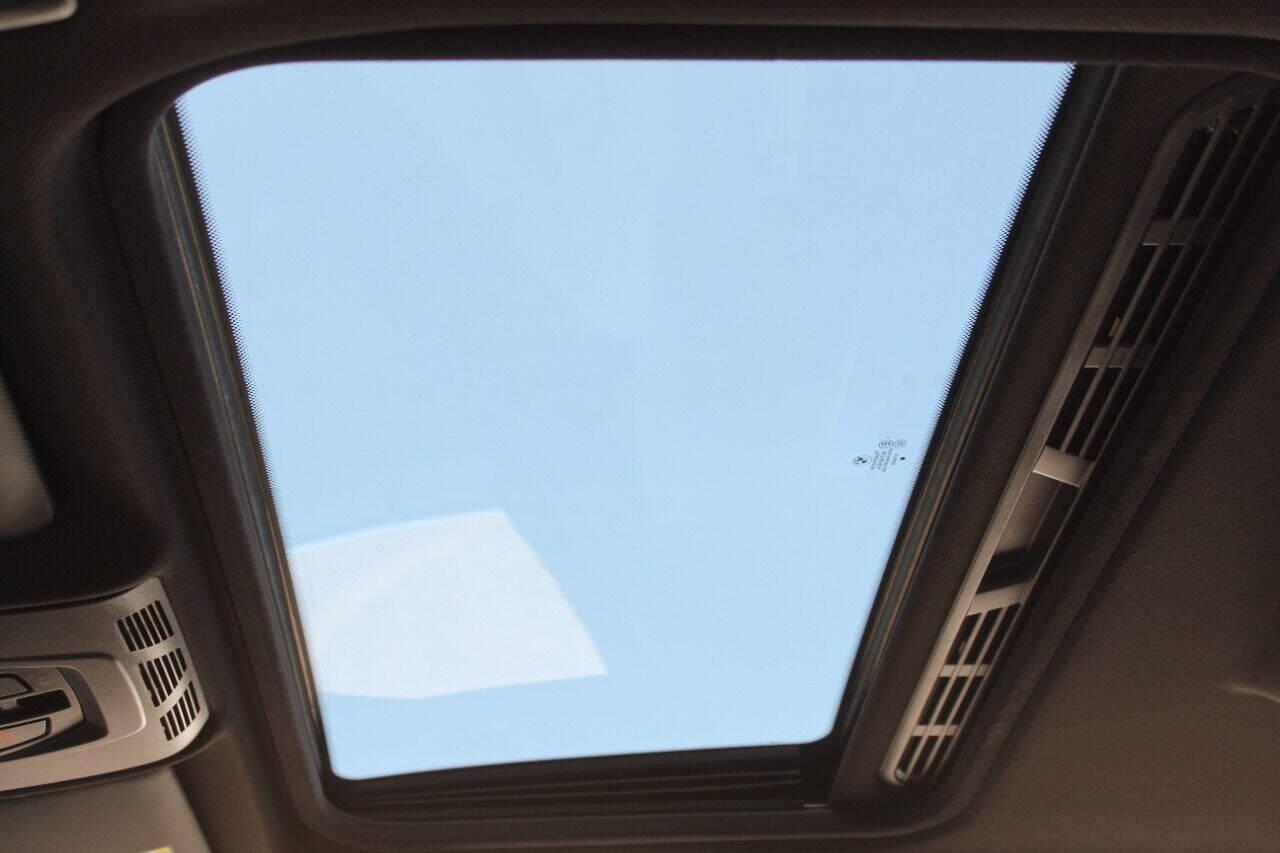 2017 Silver BMW 3-Series 330i SULEV Sedan (WBA8B9G56HN) with an 3.0L L6 DOHC 24V engine, 8A transmission, located at 4301 NW 39th , Oklahoma City, OK, 73112, (405) 949-5600, 35.512135, -97.598671 - NO DRIVERS LICENCE -NO FULL COVERAGE INSURANCE - NO CREDIT CHECK. COME ON OVER TO SUPERSPORTS, TAKE A LOOK AND TEST DRIVE. PLEASE GIVE US A CALL AT (405) 949-5600. NO LICENCIA DE CONDUCIR - NO SEGURO DE COBERTURA TOTAL - NO VERIFICACION DE CREDITO. VISITENOS EN SUPERSPORTS, MIRE NUESTRO - Photo#18