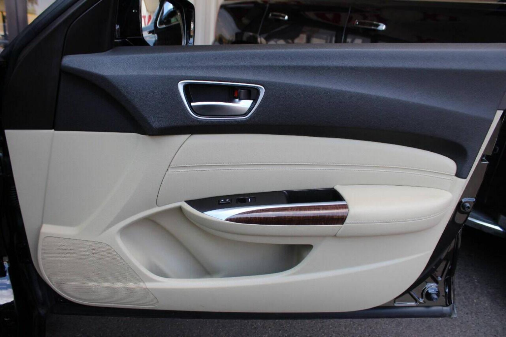 2018 Black Acura TLX Base 2.4L (19UUB1F31JA) with an 2.4L L4 DOHC 16V engine, 8A transmission, located at 4301 NW 39th , Oklahoma City, OK, 73112, (405) 949-5600, 35.512135, -97.598671 - NO DRIVERS LICENCE -NO FULL COVERAGE INSURANCE - NO CREDIT CHECK. COME ON OVER TO SUPERSPORTS, TAKE A LOOK AND TEST DRIVE. PLEASE GIVE US A CALL AT (405) 949-5600. NO LICENCIA DE CONDUCIR - NO SEGURO DE COBERTURA TOTAL - NO VERIFICACION DE CREDITO. VISITENOS EN SUPERSPORTS, MIRE - Photo#8