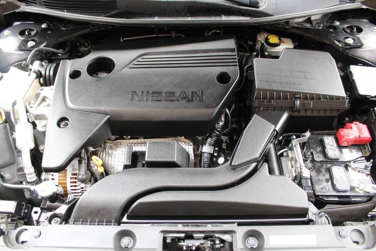 2018 Gray Nissan Altima 2.5 (1N4AL3AP8JC) with an 2.5L I4 2.5L I4 engine, CVT transmission, located at 4301 NW 39th , Oklahoma City, OK, 73112, (405) 949-5600, 35.512135, -97.598671 - Hablamos espanol. SPEND SMART --- BUY FROM SUPER SPORTS. ALL PRICES, DOWN PAYMENTS, PAYMENTS, AND FINANCE TERMS ARE NEGOTIABLE AT THE TIME OF APPROVAL. WE WILL WORK WITH YOU TO FIT YOUR BUDGET. WE WILL EVEN LOWER AND ADJUST THE NUMBERS TO HELP MAKE THE VEHICLE MORE AFFORDABLE FOR YOU.- Photo#8