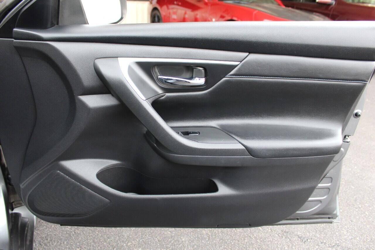 2018 Gray Nissan Altima 2.5 (1N4AL3AP8JC) with an 2.5L I4 2.5L I4 engine, CVT transmission, located at 4301 NW 39th , Oklahoma City, OK, 73112, (405) 949-5600, 35.512135, -97.598671 - Hablamos espanol. SPEND SMART --- BUY FROM SUPER SPORTS. ALL PRICES, DOWN PAYMENTS, PAYMENTS, AND FINANCE TERMS ARE NEGOTIABLE AT THE TIME OF APPROVAL. WE WILL WORK WITH YOU TO FIT YOUR BUDGET. WE WILL EVEN LOWER AND ADJUST THE NUMBERS TO HELP MAKE THE VEHICLE MORE AFFORDABLE FOR YOU.- Photo#9