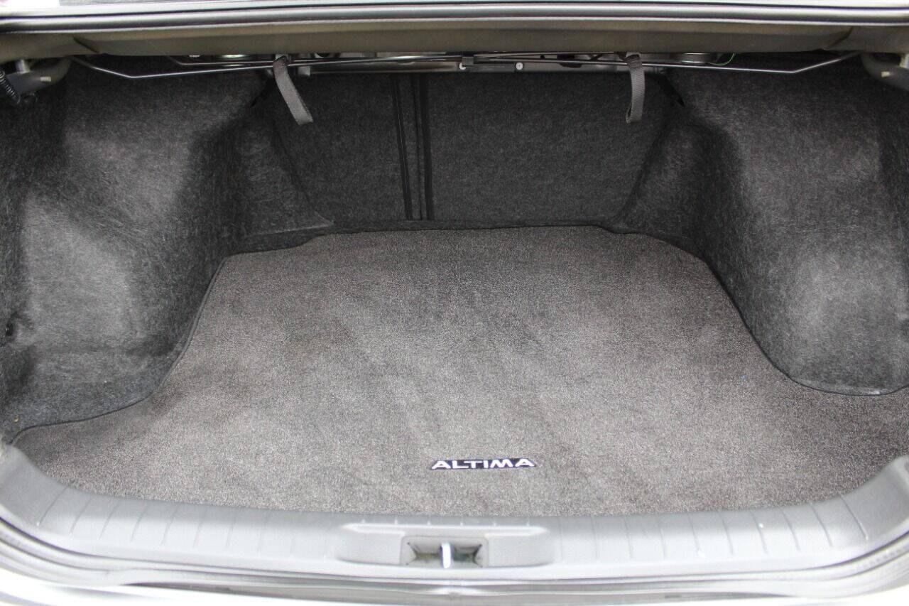 2018 Gray Nissan Altima 2.5 (1N4AL3AP8JC) with an 2.5L I4 2.5L I4 engine, CVT transmission, located at 4301 NW 39th , Oklahoma City, OK, 73112, (405) 949-5600, 35.512135, -97.598671 - Hablamos espanol. SPEND SMART --- BUY FROM SUPER SPORTS. ALL PRICES, DOWN PAYMENTS, PAYMENTS, AND FINANCE TERMS ARE NEGOTIABLE AT THE TIME OF APPROVAL. WE WILL WORK WITH YOU TO FIT YOUR BUDGET. WE WILL EVEN LOWER AND ADJUST THE NUMBERS TO HELP MAKE THE VEHICLE MORE AFFORDABLE FOR YOU.- Photo#13