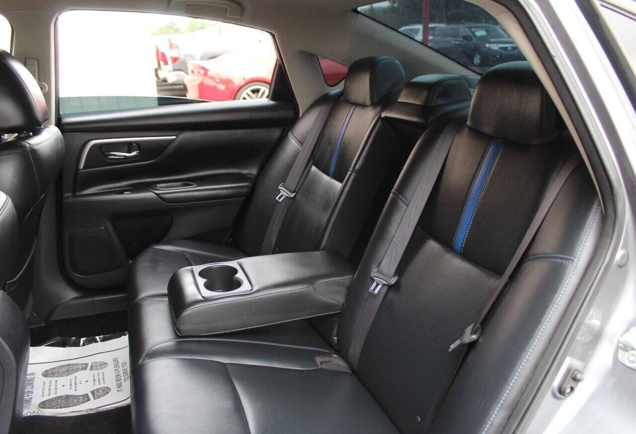 2018 Gray Nissan Altima 2.5 (1N4AL3AP8JC) with an 2.5L I4 2.5L I4 engine, CVT transmission, located at 4301 NW 39th , Oklahoma City, OK, 73112, (405) 949-5600, 35.512135, -97.598671 - Hablamos espanol. SPEND SMART --- BUY FROM SUPER SPORTS. ALL PRICES, DOWN PAYMENTS, PAYMENTS, AND FINANCE TERMS ARE NEGOTIABLE AT THE TIME OF APPROVAL. WE WILL WORK WITH YOU TO FIT YOUR BUDGET. WE WILL EVEN LOWER AND ADJUST THE NUMBERS TO HELP MAKE THE VEHICLE MORE AFFORDABLE FOR YOU.- Photo#15