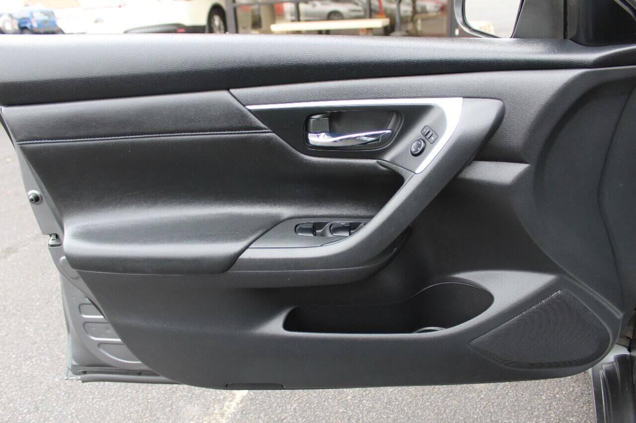 2018 Gray Nissan Altima 2.5 (1N4AL3AP8JC) with an 2.5L I4 2.5L I4 engine, CVT transmission, located at 4301 NW 39th , Oklahoma City, OK, 73112, (405) 949-5600, 35.512135, -97.598671 - Hablamos espanol. SPEND SMART --- BUY FROM SUPER SPORTS. ALL PRICES, DOWN PAYMENTS, PAYMENTS, AND FINANCE TERMS ARE NEGOTIABLE AT THE TIME OF APPROVAL. WE WILL WORK WITH YOU TO FIT YOUR BUDGET. WE WILL EVEN LOWER AND ADJUST THE NUMBERS TO HELP MAKE THE VEHICLE MORE AFFORDABLE FOR YOU.- Photo#16