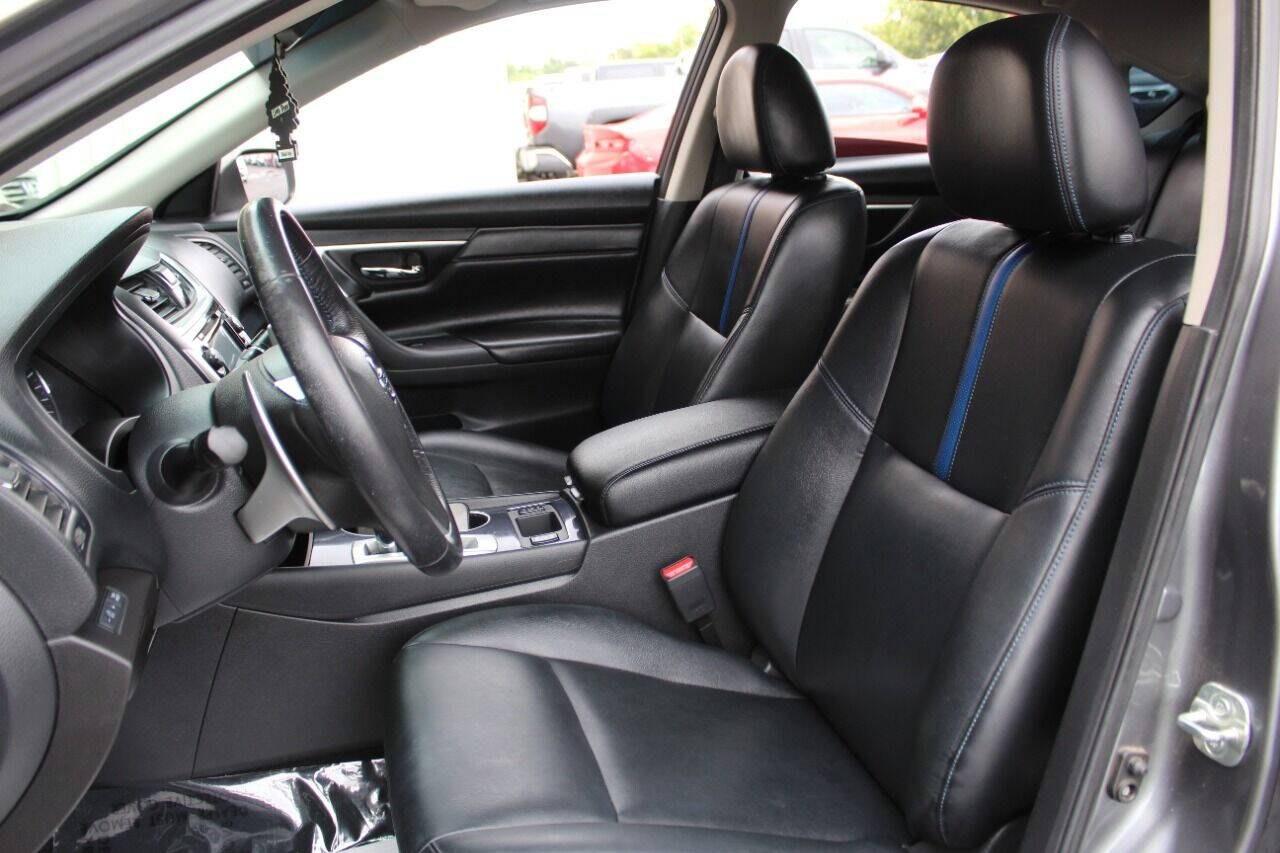 2018 Gray Nissan Altima 2.5 (1N4AL3AP8JC) with an 2.5L I4 2.5L I4 engine, CVT transmission, located at 4301 NW 39th , Oklahoma City, OK, 73112, (405) 949-5600, 35.512135, -97.598671 - Hablamos espanol. SPEND SMART --- BUY FROM SUPER SPORTS. ALL PRICES, DOWN PAYMENTS, PAYMENTS, AND FINANCE TERMS ARE NEGOTIABLE AT THE TIME OF APPROVAL. WE WILL WORK WITH YOU TO FIT YOUR BUDGET. WE WILL EVEN LOWER AND ADJUST THE NUMBERS TO HELP MAKE THE VEHICLE MORE AFFORDABLE FOR YOU.- Photo#17