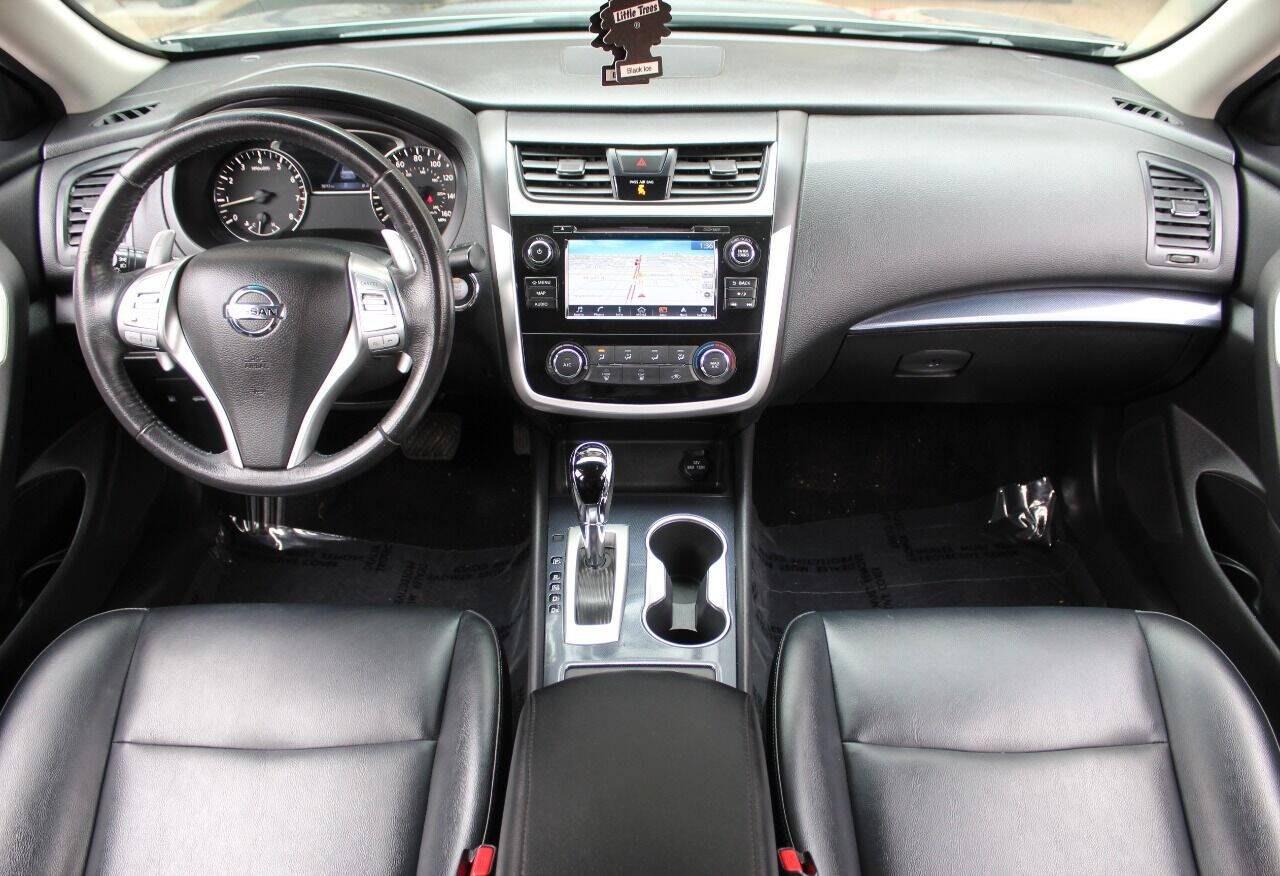 2018 Gray Nissan Altima 2.5 (1N4AL3AP8JC) with an 2.5L I4 2.5L I4 engine, CVT transmission, located at 4301 NW 39th , Oklahoma City, OK, 73112, (405) 949-5600, 35.512135, -97.598671 - Hablamos espanol. SPEND SMART --- BUY FROM SUPER SPORTS. ALL PRICES, DOWN PAYMENTS, PAYMENTS, AND FINANCE TERMS ARE NEGOTIABLE AT THE TIME OF APPROVAL. WE WILL WORK WITH YOU TO FIT YOUR BUDGET. WE WILL EVEN LOWER AND ADJUST THE NUMBERS TO HELP MAKE THE VEHICLE MORE AFFORDABLE FOR YOU.- Photo#18