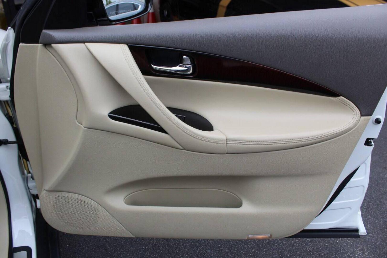 2014 White Infiniti QX50 Base RWD (JN1BJ0HP5EM) with an 3.7L V6 DOHC 24V engine, 7-Speed Automatic transmission, located at 4301 NW 39th , Oklahoma City, OK, 73112, (405) 949-5600, 35.512135, -97.598671 - NO DRIVERS LICENCE NO-FULL COVERAGE INSURANCE-NO CREDIT CHECK. COME ON OVER TO SUPERSPORTS AND TAKE A LOOK AND TEST DRIVE. PLEASE GIVE US A CALL AT (405) 949-5600. NO LICENCIA DE MANEJAR - NO SEGURO DE COBERTURA TOTAL - NO VERIFICACION DE CREDITO. POR FAVOR VENGAN A SUPERSPORTS, ECHE - Photo#8
