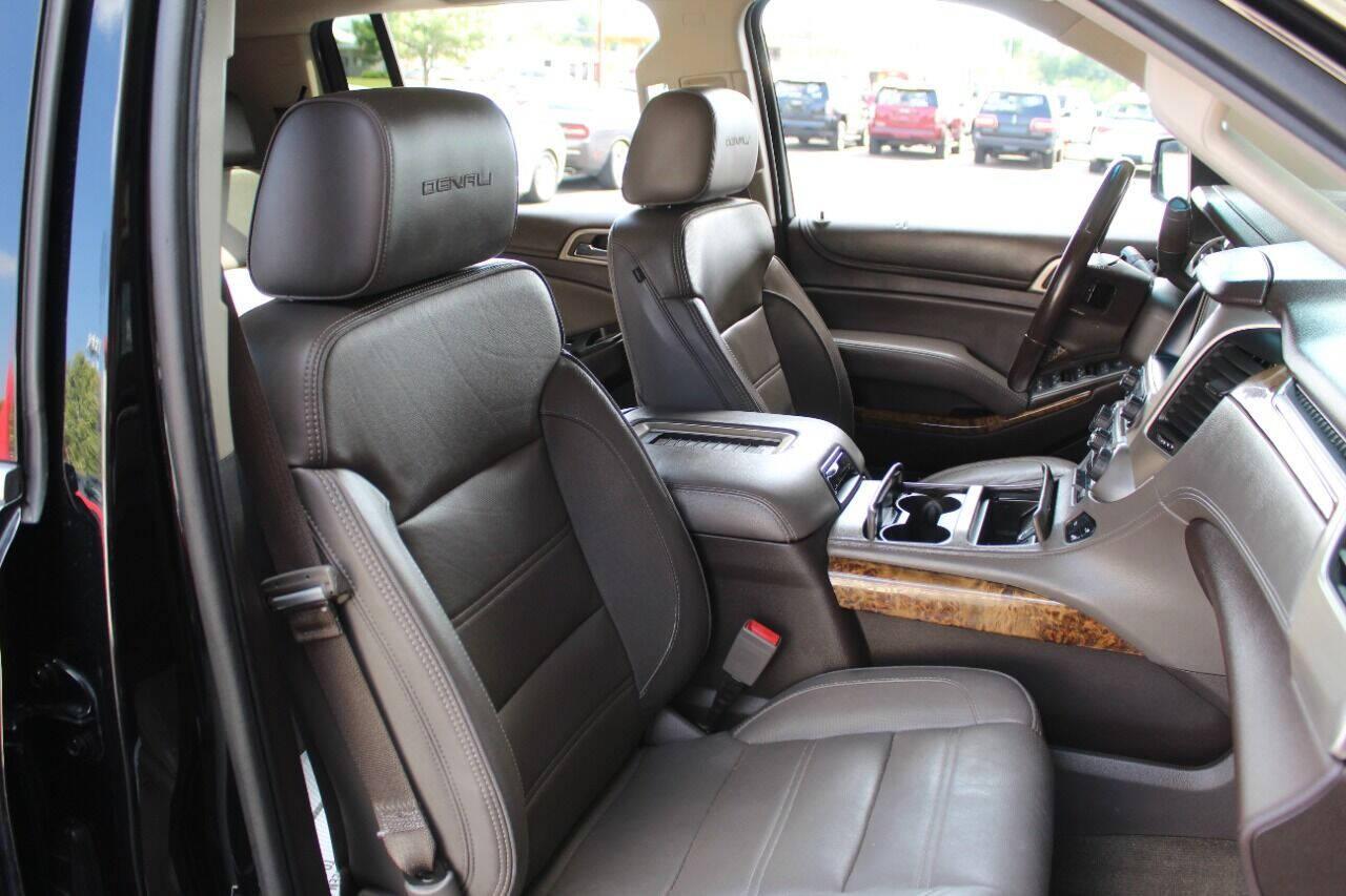 2016 Black GMC Yukon XL Denali 4WD (1GKS2HKJXGR) with an 6.2L V8 OHV 16V engine, 6A transmission, located at 4301 NW 39th , Oklahoma City, OK, 73112, (405) 949-5600, 35.512135, -97.598671 - NO DRIVERS LICENCE -NO FULL COVERAGE INSURANCE - NO CREDIT CHECK. COME ON OVER TO SUPERSPORTS, TAKE A LOOK AND TEST DRIVE. PLEASE GIVE US A CALL AT (405) 949-5600. NO LICENCIA DE CONDUCIR - NO SEGURO DE COBERTURA TOTAL - NO VERIFICACION DE CREDITO. VISITENOS EN SUPERSPORTS, MIRE NUESTRO - Photo#8