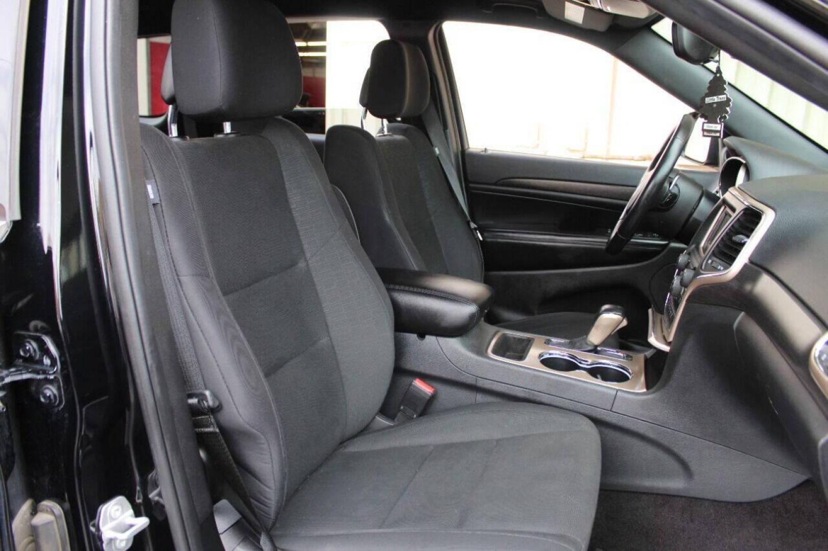 2017 Black Jeep Grand Cherokee Laredo 4WD (1C4RJFAG9HC) with an 3.6L V6 DOHC 24V engine, 8A transmission, located at 4301 NW 39th , Oklahoma City, OK, 73112, (405) 949-5600, 35.512135, -97.598671 - Photo#9