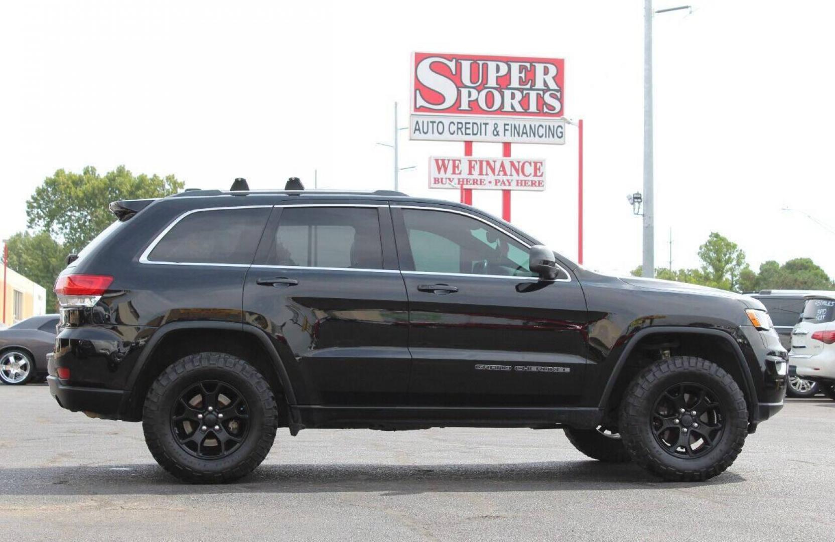 2017 Black Jeep Grand Cherokee Laredo 4WD (1C4RJFAG9HC) with an 3.6L V6 DOHC 24V engine, 8A transmission, located at 4301 NW 39th , Oklahoma City, OK, 73112, (405) 949-5600, 35.512135, -97.598671 - Photo#3