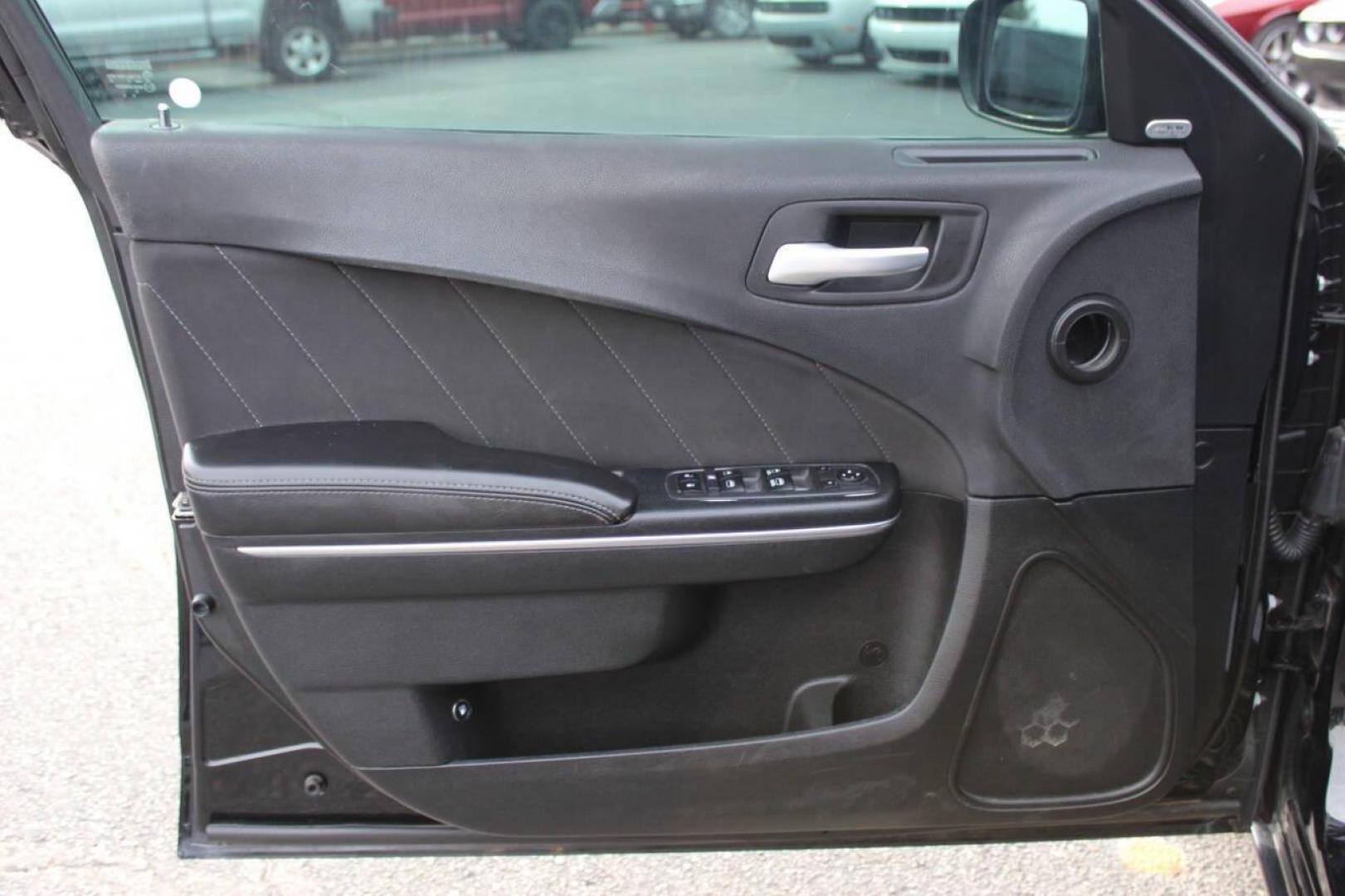 2018 Black Dodge Charger SXT (2C3CDXHG3JH) with an 3.6L V6 DOHC 24V engine, 8A transmission, located at 4301 NW 39th , Oklahoma City, OK, 73112, (405) 949-5600, 35.512135, -97.598671 - NO DRIVERS LICENCE NO-FULL COVERAGE INSURANCE-NO CREDIT CHECK. COME ON OVER TO SUPERSPORTS AND TAKE A LOOK AND TEST DRIVE. PLEASE GIVE US A CALL AT (405) 949-5600. NO LICENSIA DE MANEJAR- NO SEGURO DE COBERTURA TOTAL- NO VERIFICACCION DE CREDITO. POR FAVOR VENGAN A SUPERSPORTS, ECHE UN - Photo#17