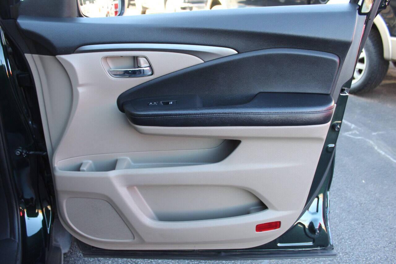 2016 Green Honda Pilot EXL 4WD (5FNYF6H53GB) with an 3.5L V6 SOHC 24V engine, 6-Speed Automatic transmission, located at 4301 NW 39th , Oklahoma City, OK, 73112, (405) 949-5600, 35.512135, -97.598671 - NO DRIVERS LICENCE - NO FULL COVERAGE INSURANCE - NO CREDIT CHECK. COME ON OVER TO SUPERSPORTS AND TAKE A LOOK AND TEST DRIVE. PLEASE GIVE US A CALL AT (405) 949-5600. NO LICENCIA DE MANEJAR - NO SEGURO DE COBERTURA TOTAL - NO VERIFICACION DE CREDITO. POR FAVOR VENGAN A SUPERSPORTS, ECH - Photo#10