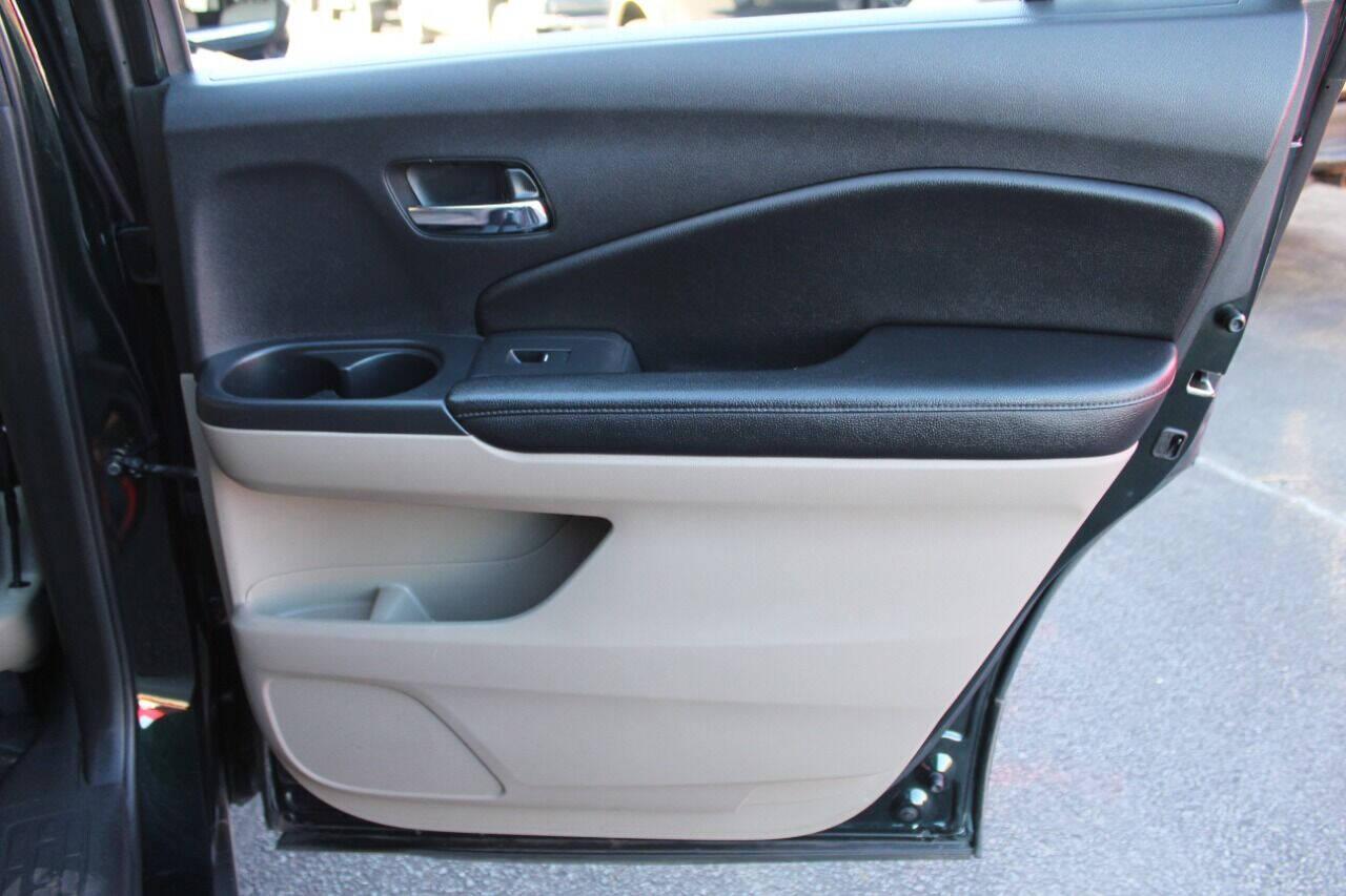 2016 Green Honda Pilot EXL 4WD (5FNYF6H53GB) with an 3.5L V6 SOHC 24V engine, 6-Speed Automatic transmission, located at 4301 NW 39th , Oklahoma City, OK, 73112, (405) 949-5600, 35.512135, -97.598671 - NO DRIVERS LICENCE - NO FULL COVERAGE INSURANCE - NO CREDIT CHECK. COME ON OVER TO SUPERSPORTS AND TAKE A LOOK AND TEST DRIVE. PLEASE GIVE US A CALL AT (405) 949-5600. NO LICENCIA DE MANEJAR - NO SEGURO DE COBERTURA TOTAL - NO VERIFICACION DE CREDITO. POR FAVOR VENGAN A SUPERSPORTS, ECH - Photo#12