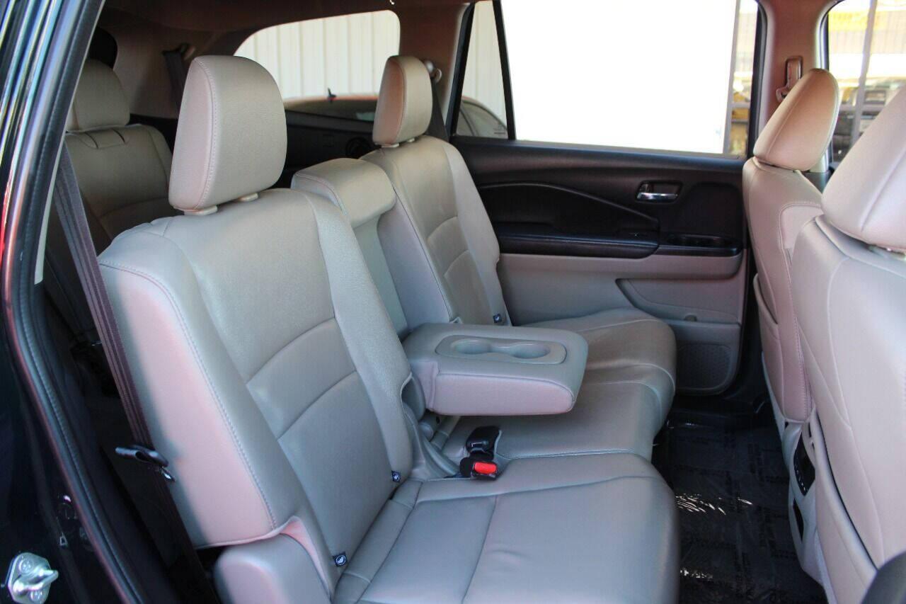 2016 Green Honda Pilot EXL 4WD (5FNYF6H53GB) with an 3.5L V6 SOHC 24V engine, 6-Speed Automatic transmission, located at 4301 NW 39th , Oklahoma City, OK, 73112, (405) 949-5600, 35.512135, -97.598671 - NO DRIVERS LICENCE - NO FULL COVERAGE INSURANCE - NO CREDIT CHECK. COME ON OVER TO SUPERSPORTS AND TAKE A LOOK AND TEST DRIVE. PLEASE GIVE US A CALL AT (405) 949-5600. NO LICENCIA DE MANEJAR - NO SEGURO DE COBERTURA TOTAL - NO VERIFICACION DE CREDITO. POR FAVOR VENGAN A SUPERSPORTS, ECH - Photo#13