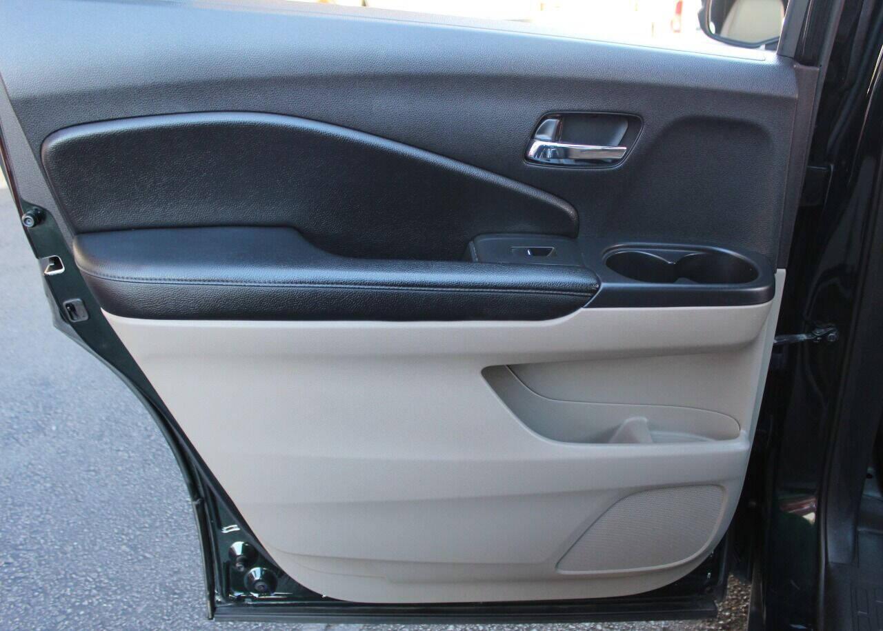 2016 Green Honda Pilot EXL 4WD (5FNYF6H53GB) with an 3.5L V6 SOHC 24V engine, 6-Speed Automatic transmission, located at 4301 NW 39th , Oklahoma City, OK, 73112, (405) 949-5600, 35.512135, -97.598671 - NO DRIVERS LICENCE - NO FULL COVERAGE INSURANCE - NO CREDIT CHECK. COME ON OVER TO SUPERSPORTS AND TAKE A LOOK AND TEST DRIVE. PLEASE GIVE US A CALL AT (405) 949-5600. NO LICENCIA DE MANEJAR - NO SEGURO DE COBERTURA TOTAL - NO VERIFICACION DE CREDITO. POR FAVOR VENGAN A SUPERSPORTS, ECH - Photo#16