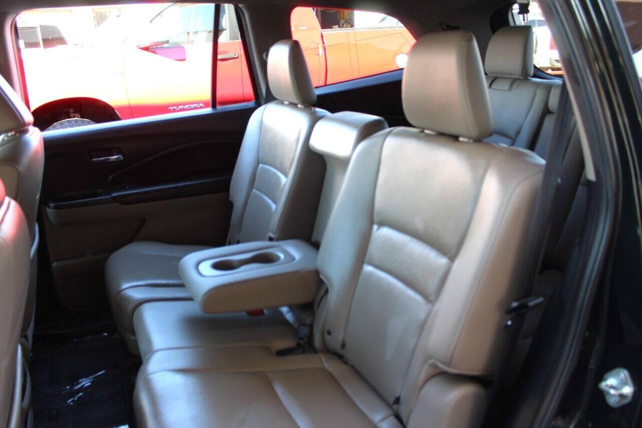 2016 Green Honda Pilot EXL 4WD (5FNYF6H53GB) with an 3.5L V6 SOHC 24V engine, 6-Speed Automatic transmission, located at 4301 NW 39th , Oklahoma City, OK, 73112, (405) 949-5600, 35.512135, -97.598671 - NO DRIVERS LICENCE - NO FULL COVERAGE INSURANCE - NO CREDIT CHECK. COME ON OVER TO SUPERSPORTS AND TAKE A LOOK AND TEST DRIVE. PLEASE GIVE US A CALL AT (405) 949-5600. NO LICENCIA DE MANEJAR - NO SEGURO DE COBERTURA TOTAL - NO VERIFICACION DE CREDITO. POR FAVOR VENGAN A SUPERSPORTS, ECH - Photo#17