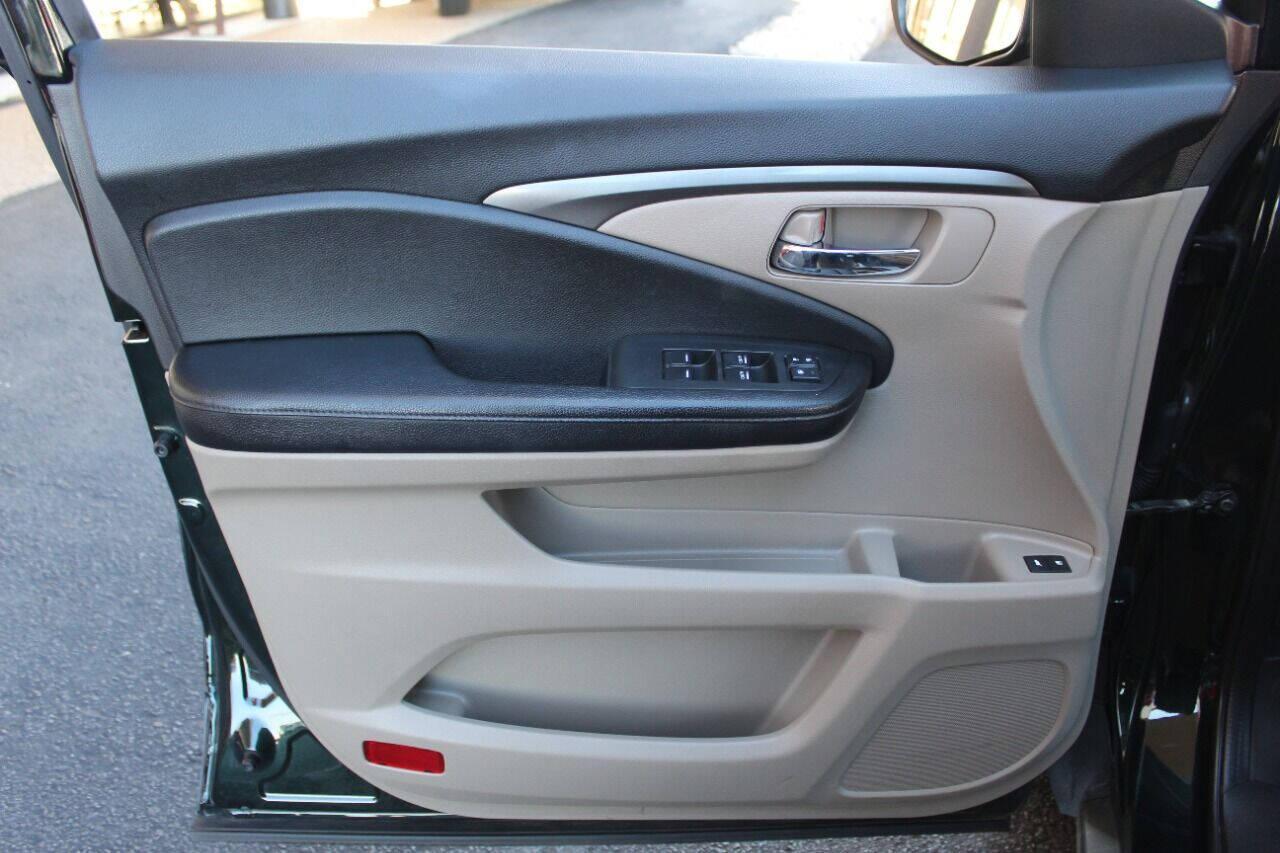 2016 Green Honda Pilot EXL 4WD (5FNYF6H53GB) with an 3.5L V6 SOHC 24V engine, 6-Speed Automatic transmission, located at 4301 NW 39th , Oklahoma City, OK, 73112, (405) 949-5600, 35.512135, -97.598671 - NO DRIVERS LICENCE - NO FULL COVERAGE INSURANCE - NO CREDIT CHECK. COME ON OVER TO SUPERSPORTS AND TAKE A LOOK AND TEST DRIVE. PLEASE GIVE US A CALL AT (405) 949-5600. NO LICENCIA DE MANEJAR - NO SEGURO DE COBERTURA TOTAL - NO VERIFICACION DE CREDITO. POR FAVOR VENGAN A SUPERSPORTS, ECH - Photo#18