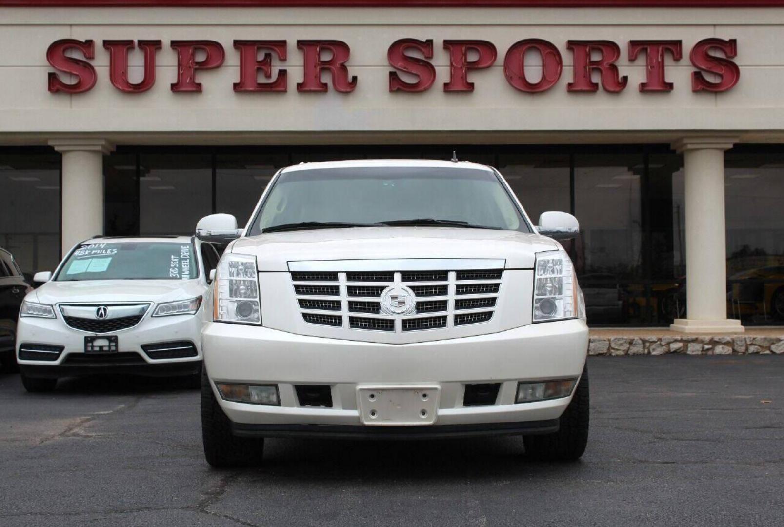 2011 White Cadillac Escalade AWD Premium (1GYS4CEF4BR) with an 6.2L V8 OHV 16V FFV engine, 6-Speed Automatic transmission, located at 4301 NW 39th , Oklahoma City, OK, 73112, (405) 949-5600, 35.512135, -97.598671 - NO DRIVERS LICENCE NO-FULL COVERAGE INSURANCE-NO CREDIT CHECK. COME ON OVER TO SUPERSPORTS AND TAKE A LOOK AND TEST DRIVE PLEASE GIVE US A CALL AT (405) 949-5600. NO LICENCIA DE MANEJAR- NO SEGURO DE COBERTURA TOTAL- NO VERIFICACION DE CREDITO. POR FAVOR VENGAN A SUPERSPORTS, ECHE UN VI - Photo#2