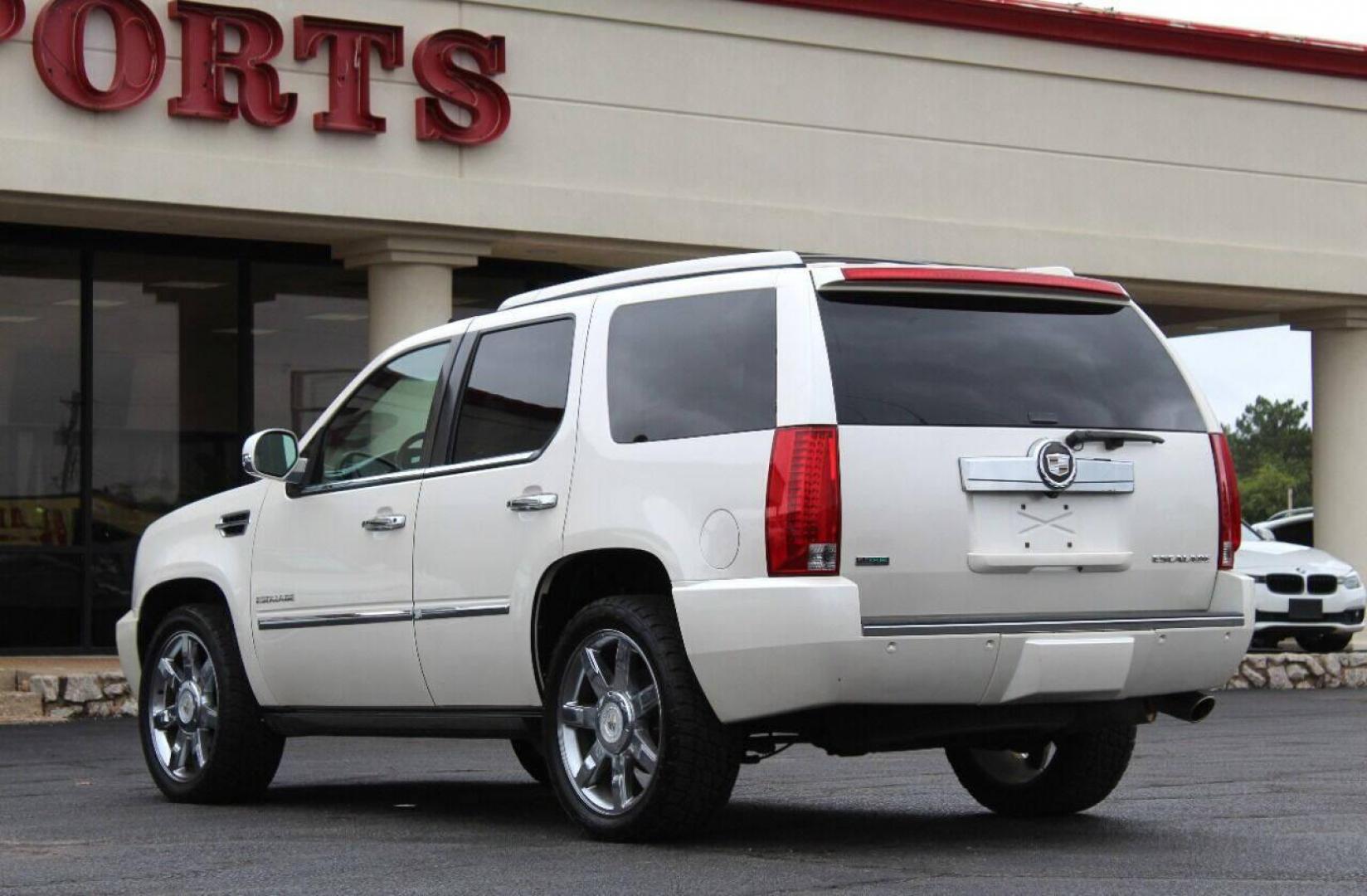 2011 White Cadillac Escalade AWD Premium (1GYS4CEF4BR) with an 6.2L V8 OHV 16V FFV engine, 6-Speed Automatic transmission, located at 4301 NW 39th , Oklahoma City, OK, 73112, (405) 949-5600, 35.512135, -97.598671 - NO DRIVERS LICENCE NO-FULL COVERAGE INSURANCE-NO CREDIT CHECK. COME ON OVER TO SUPERSPORTS AND TAKE A LOOK AND TEST DRIVE PLEASE GIVE US A CALL AT (405) 949-5600. NO LICENCIA DE MANEJAR- NO SEGURO DE COBERTURA TOTAL- NO VERIFICACION DE CREDITO. POR FAVOR VENGAN A SUPERSPORTS, ECHE UN VI - Photo#5