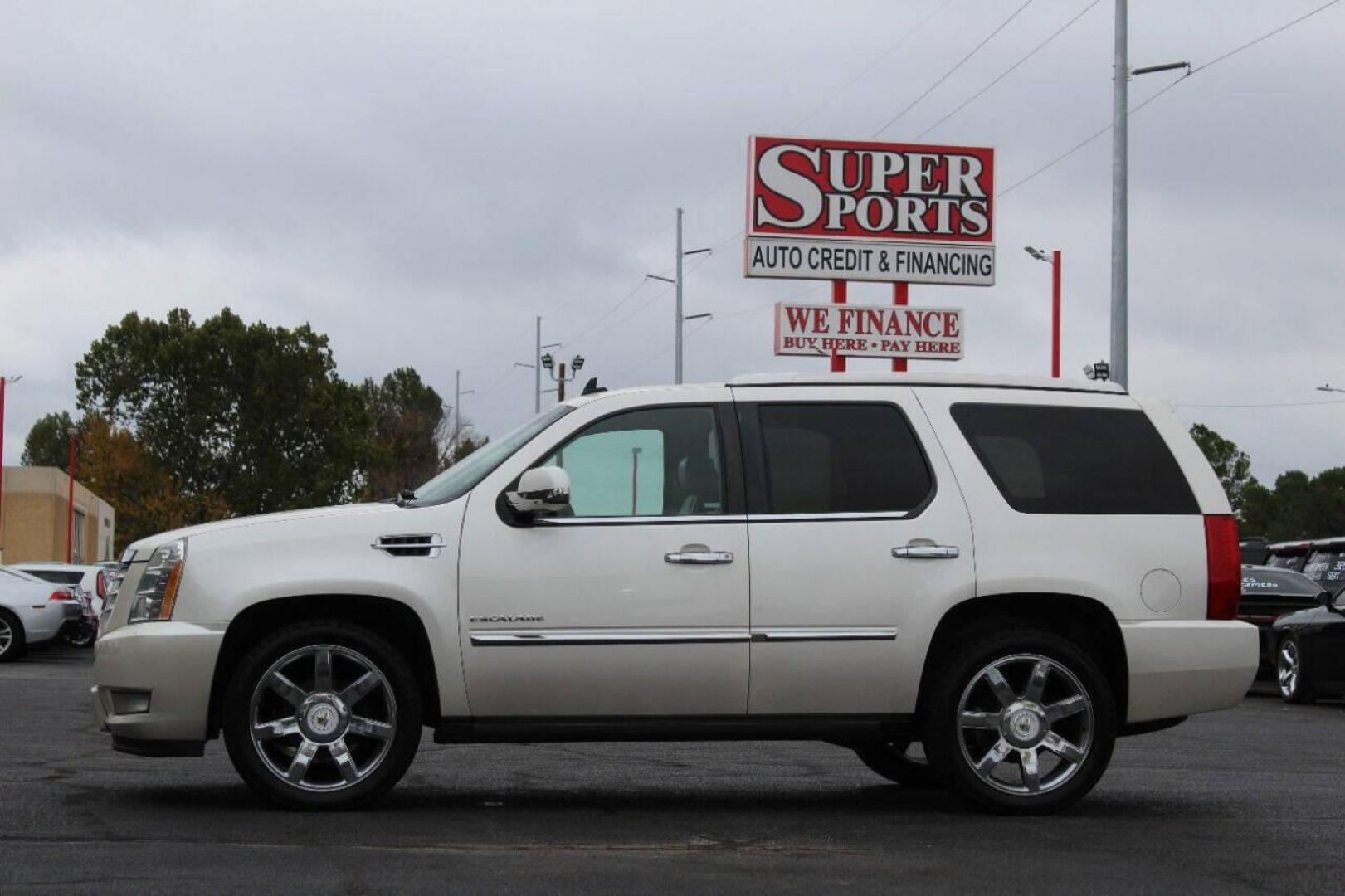 2011 White Cadillac Escalade AWD Premium (1GYS4CEF4BR) with an 6.2L V8 OHV 16V FFV engine, 6-Speed Automatic transmission, located at 4301 NW 39th , Oklahoma City, OK, 73112, (405) 949-5600, 35.512135, -97.598671 - NO DRIVERS LICENCE NO-FULL COVERAGE INSURANCE-NO CREDIT CHECK. COME ON OVER TO SUPERSPORTS AND TAKE A LOOK AND TEST DRIVE PLEASE GIVE US A CALL AT (405) 949-5600. NO LICENCIA DE MANEJAR- NO SEGURO DE COBERTURA TOTAL- NO VERIFICACION DE CREDITO. POR FAVOR VENGAN A SUPERSPORTS, ECHE UN VI - Photo#6