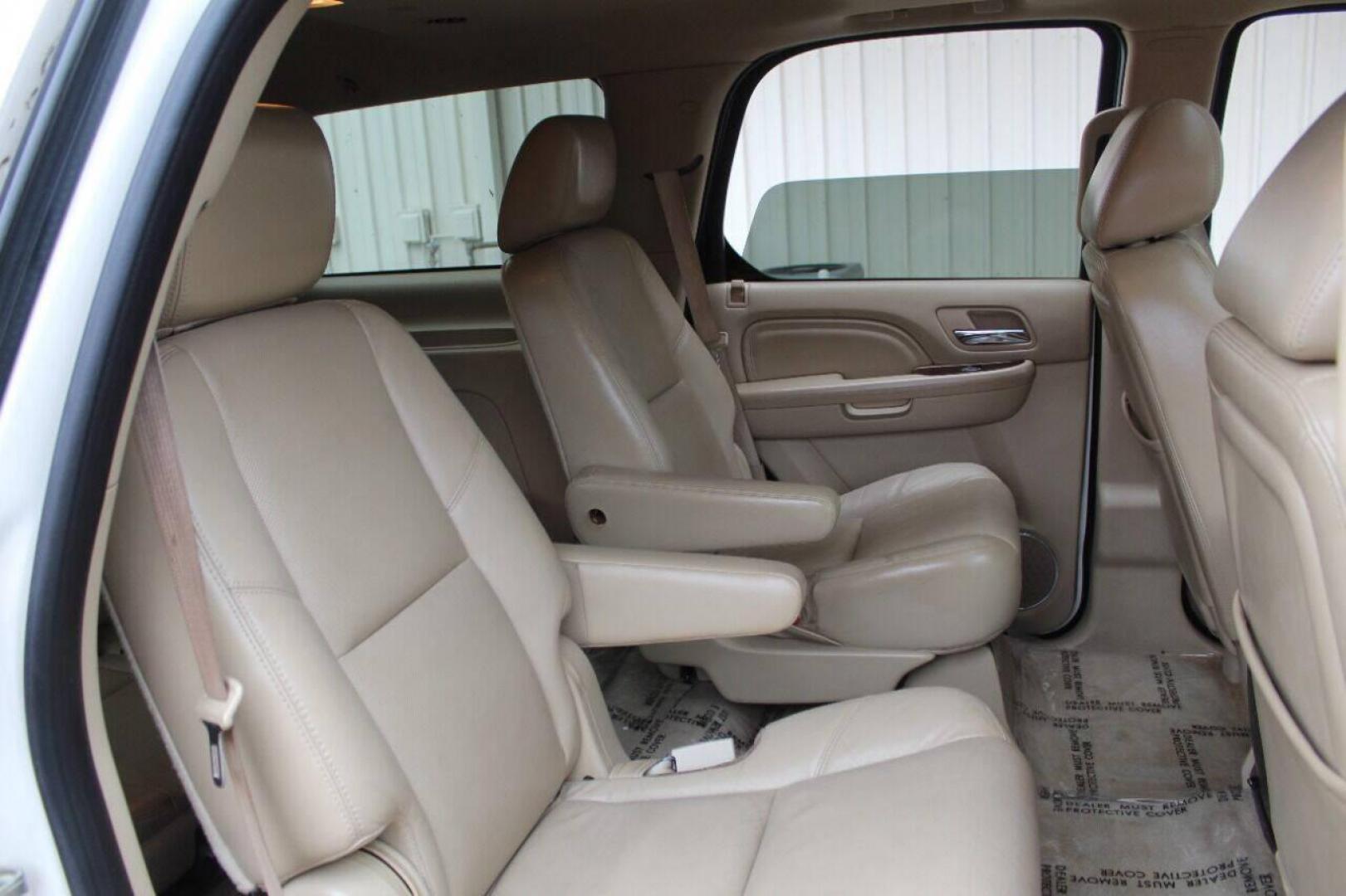 2011 White Cadillac Escalade AWD Premium (1GYS4CEF4BR) with an 6.2L V8 OHV 16V FFV engine, 6-Speed Automatic transmission, located at 4301 NW 39th , Oklahoma City, OK, 73112, (405) 949-5600, 35.512135, -97.598671 - NO DRIVERS LICENCE NO-FULL COVERAGE INSURANCE-NO CREDIT CHECK. COME ON OVER TO SUPERSPORTS AND TAKE A LOOK AND TEST DRIVE PLEASE GIVE US A CALL AT (405) 949-5600. NO LICENCIA DE MANEJAR- NO SEGURO DE COBERTURA TOTAL- NO VERIFICACION DE CREDITO. POR FAVOR VENGAN A SUPERSPORTS, ECHE UN VI - Photo#10